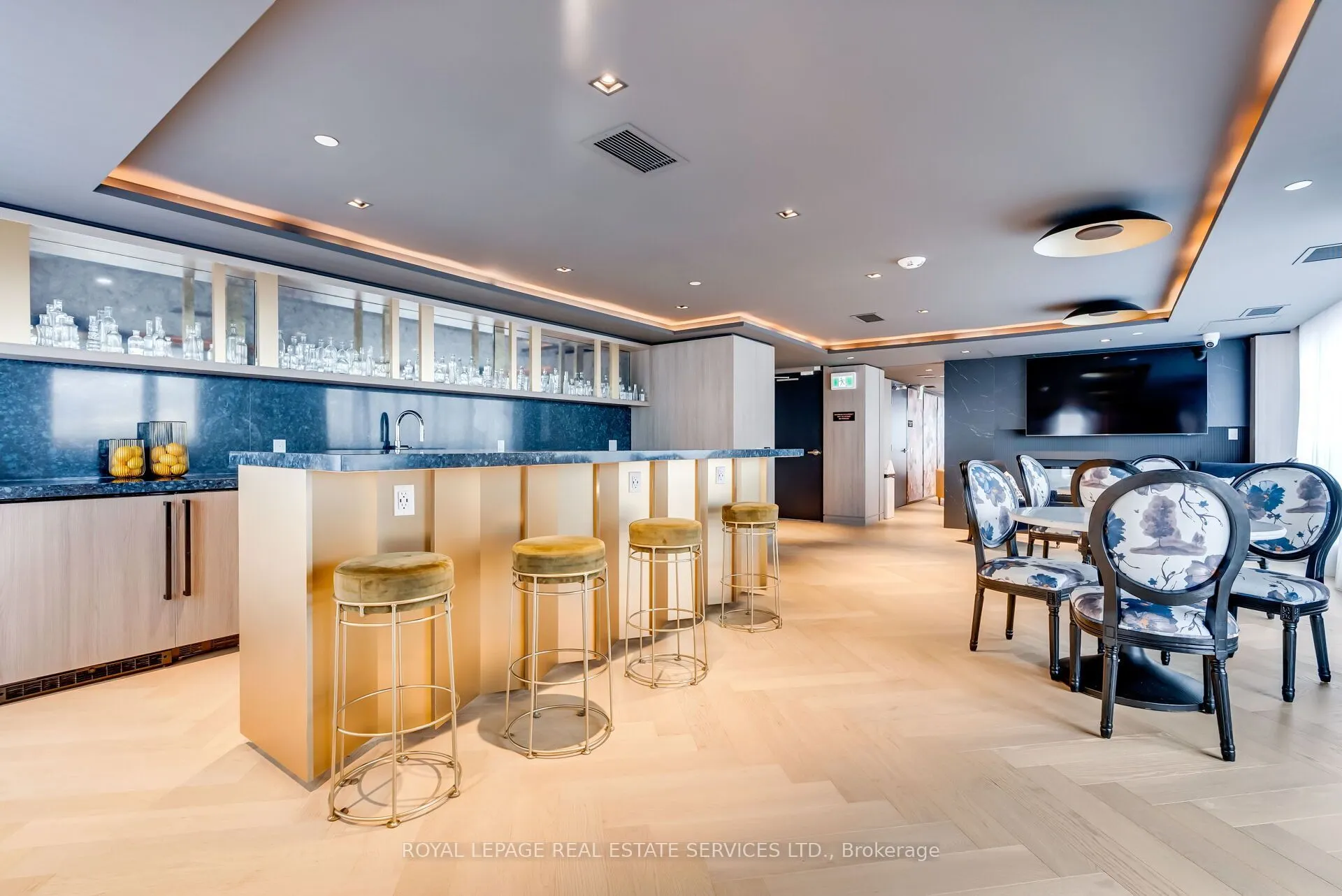 405 Dundas Street W #431