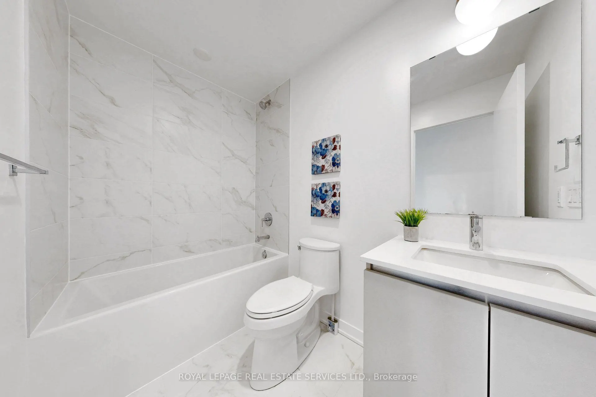405 Dundas Street W #431