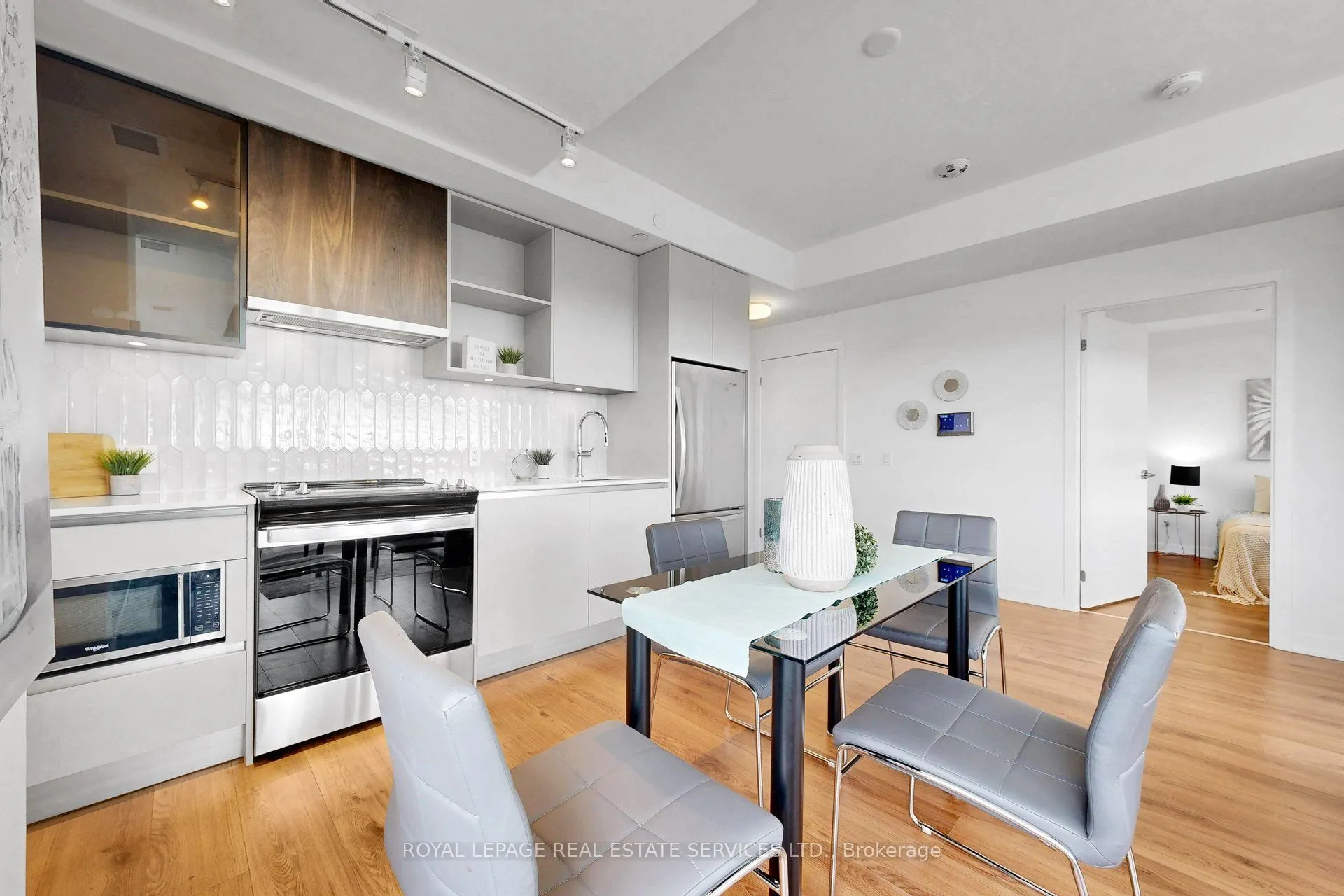 405 Dundas Street W #431