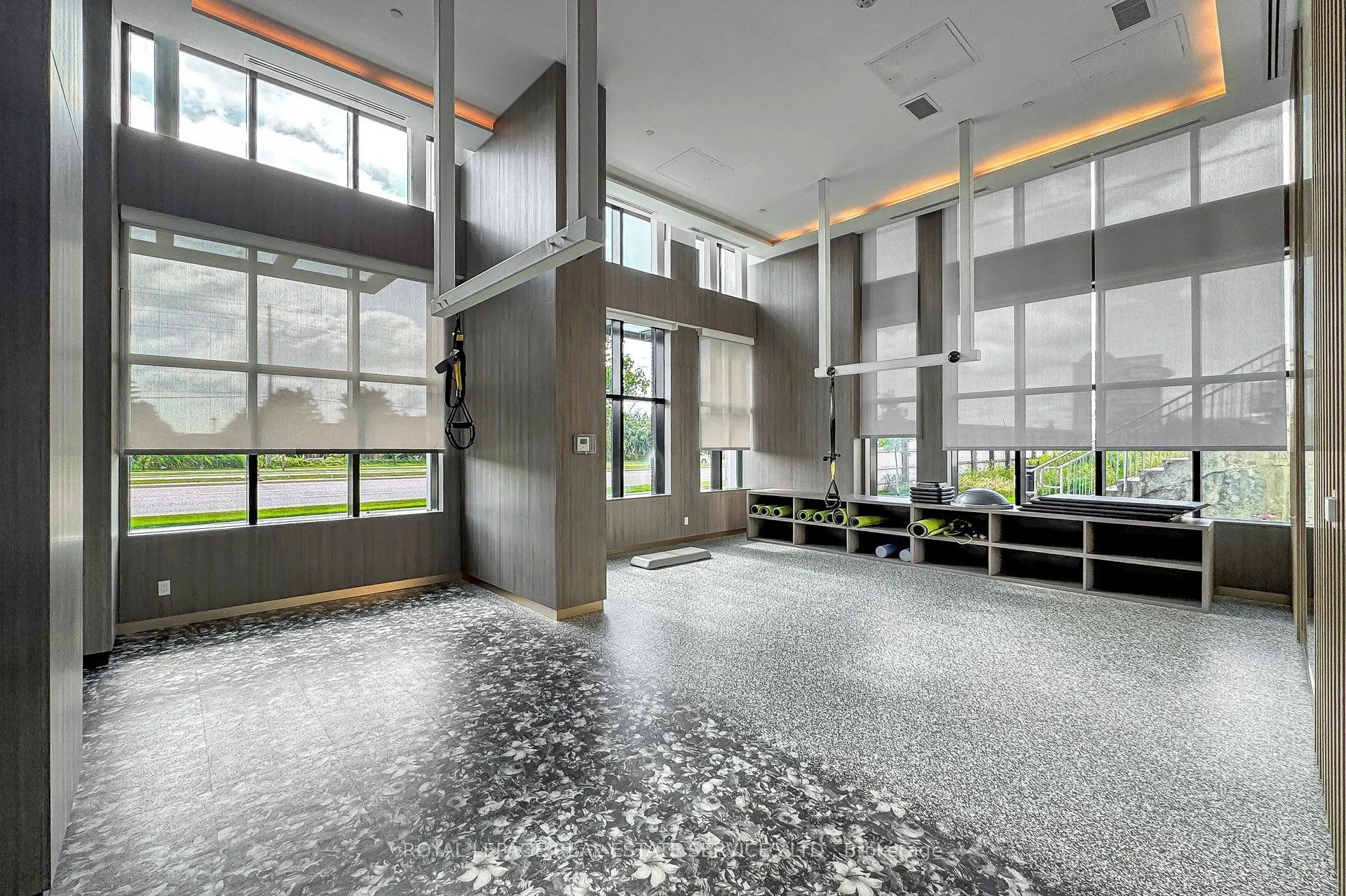 405 Dundas Street W #431