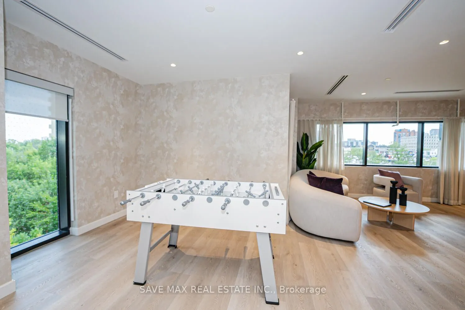 86 Dundas Street E #916