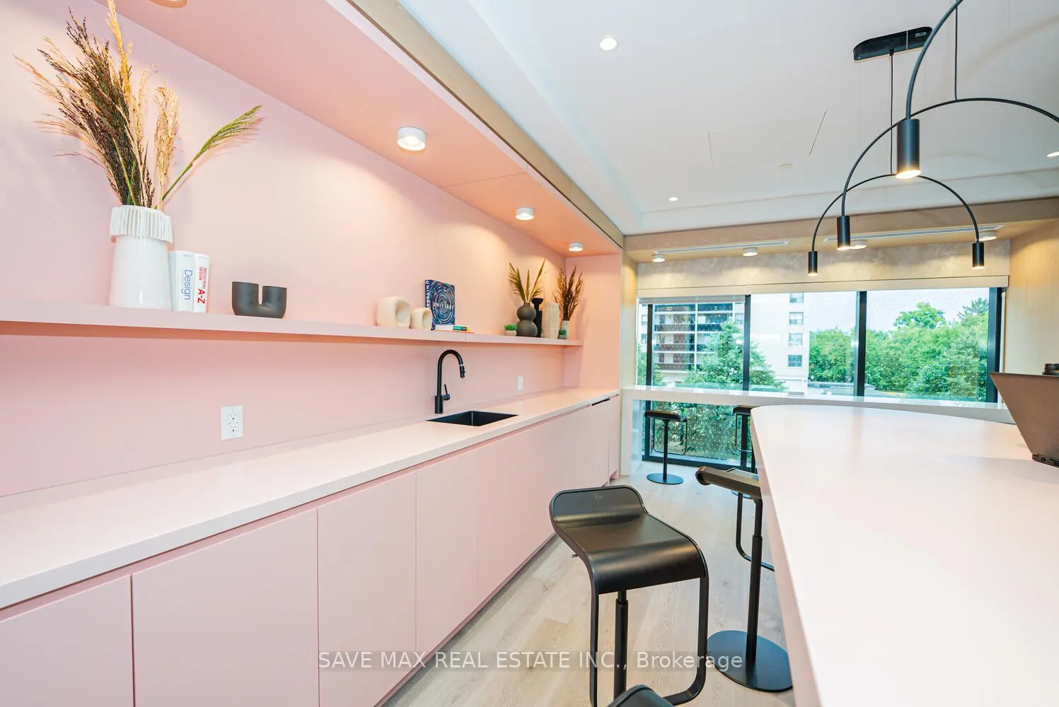 86 Dundas Street E #916
