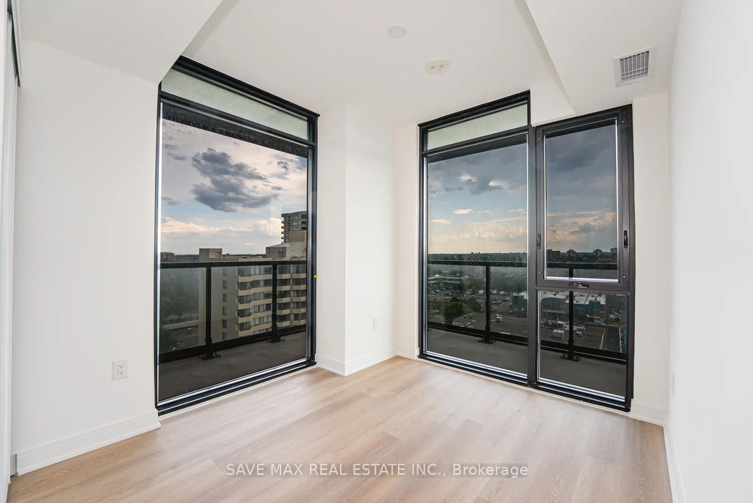 86 Dundas Street E #916