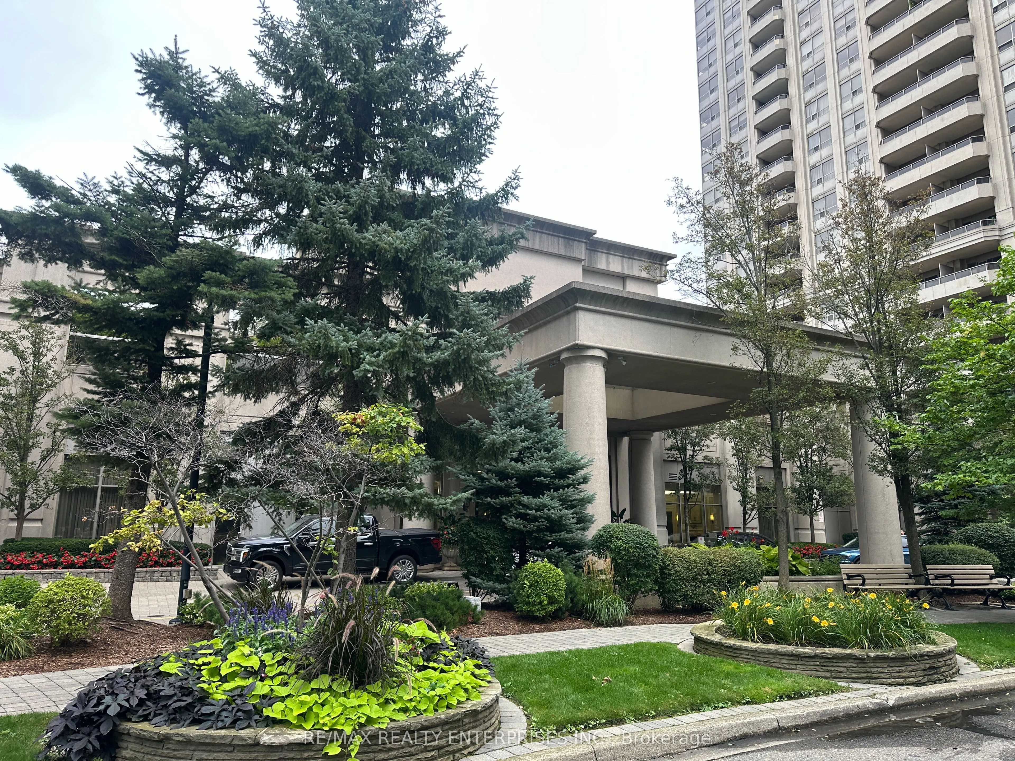 35 Kingsbridge Garden Circle W #711