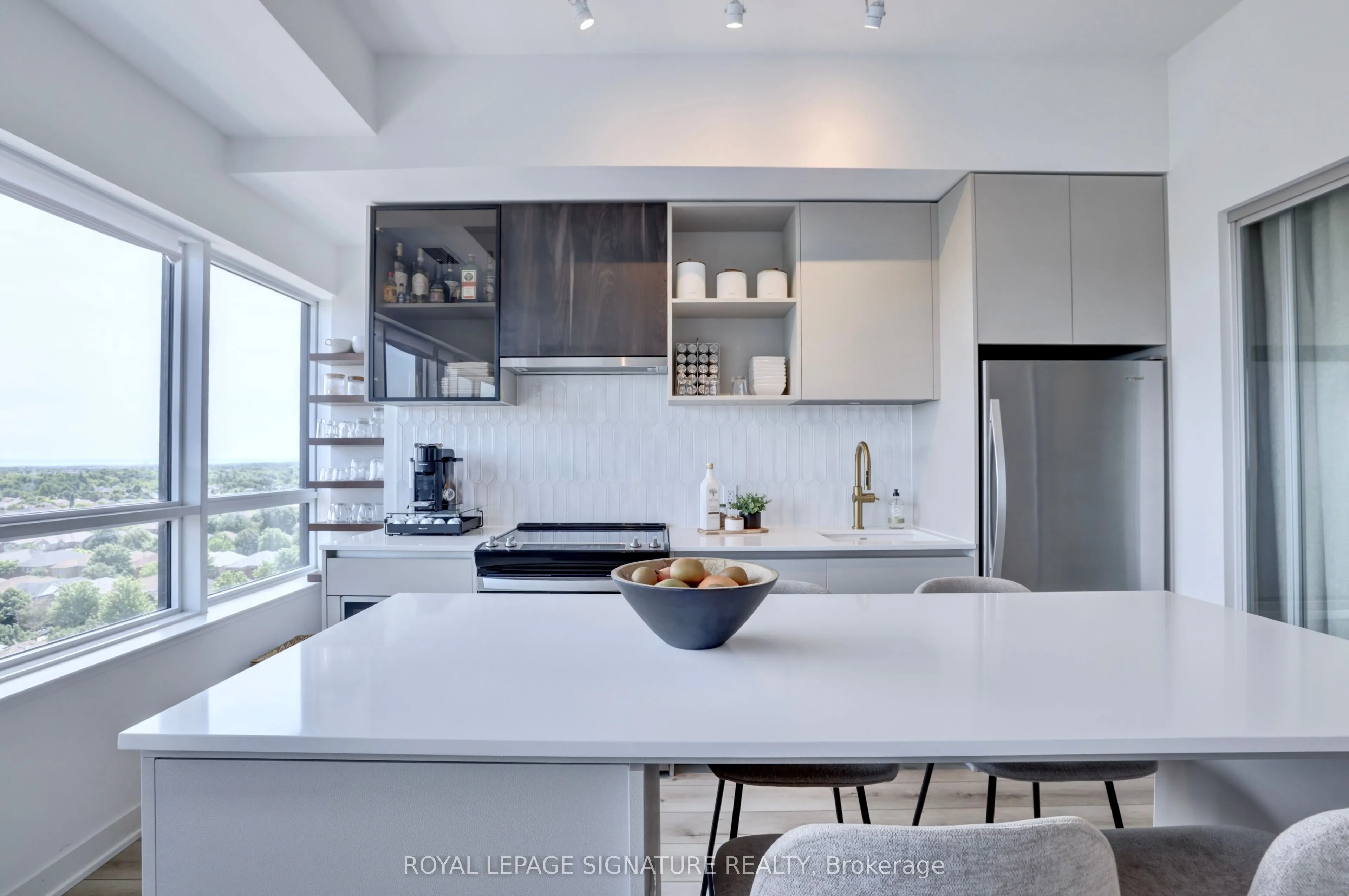 395 Dundas Street W #PH15
