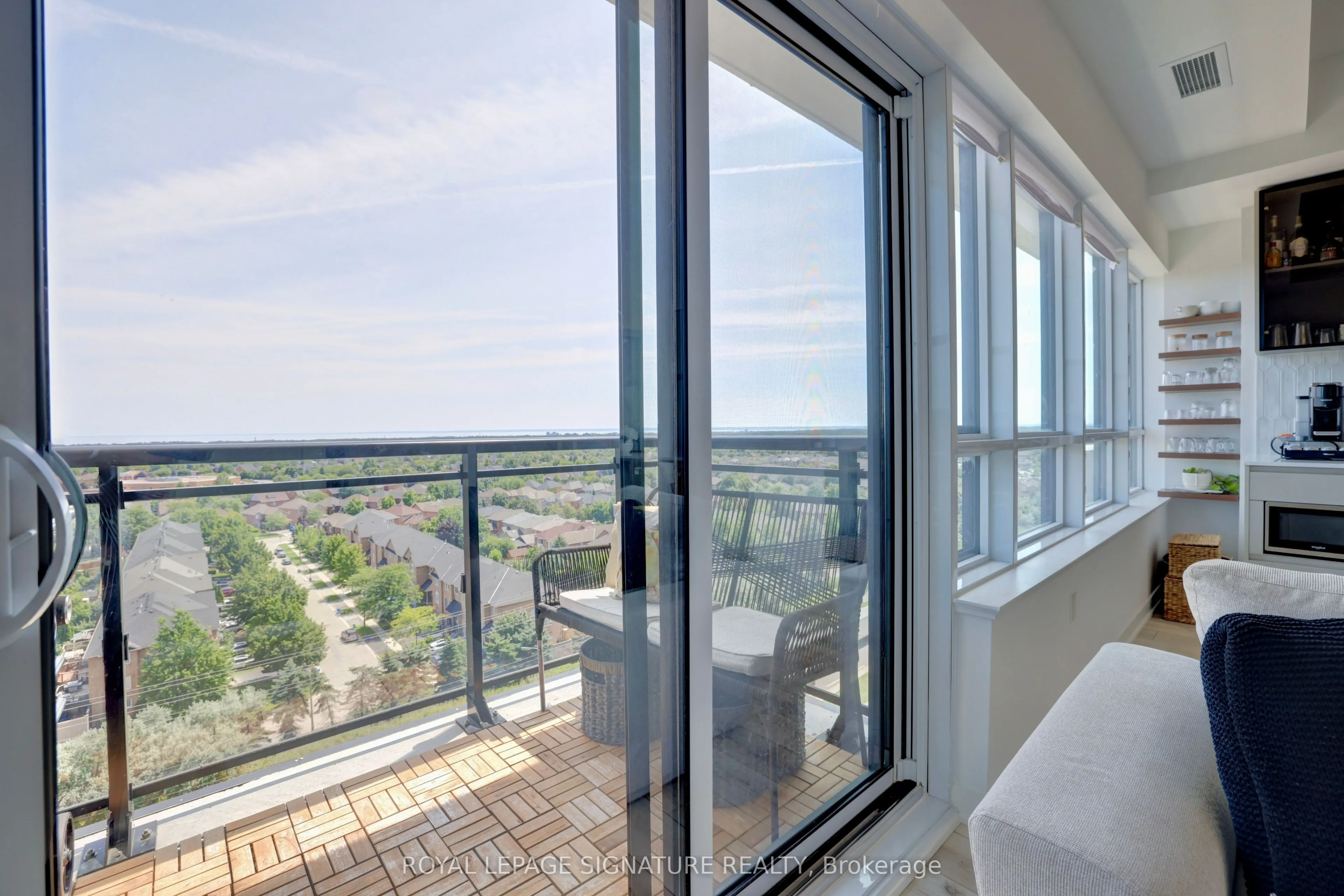 395 Dundas Street W #PH15