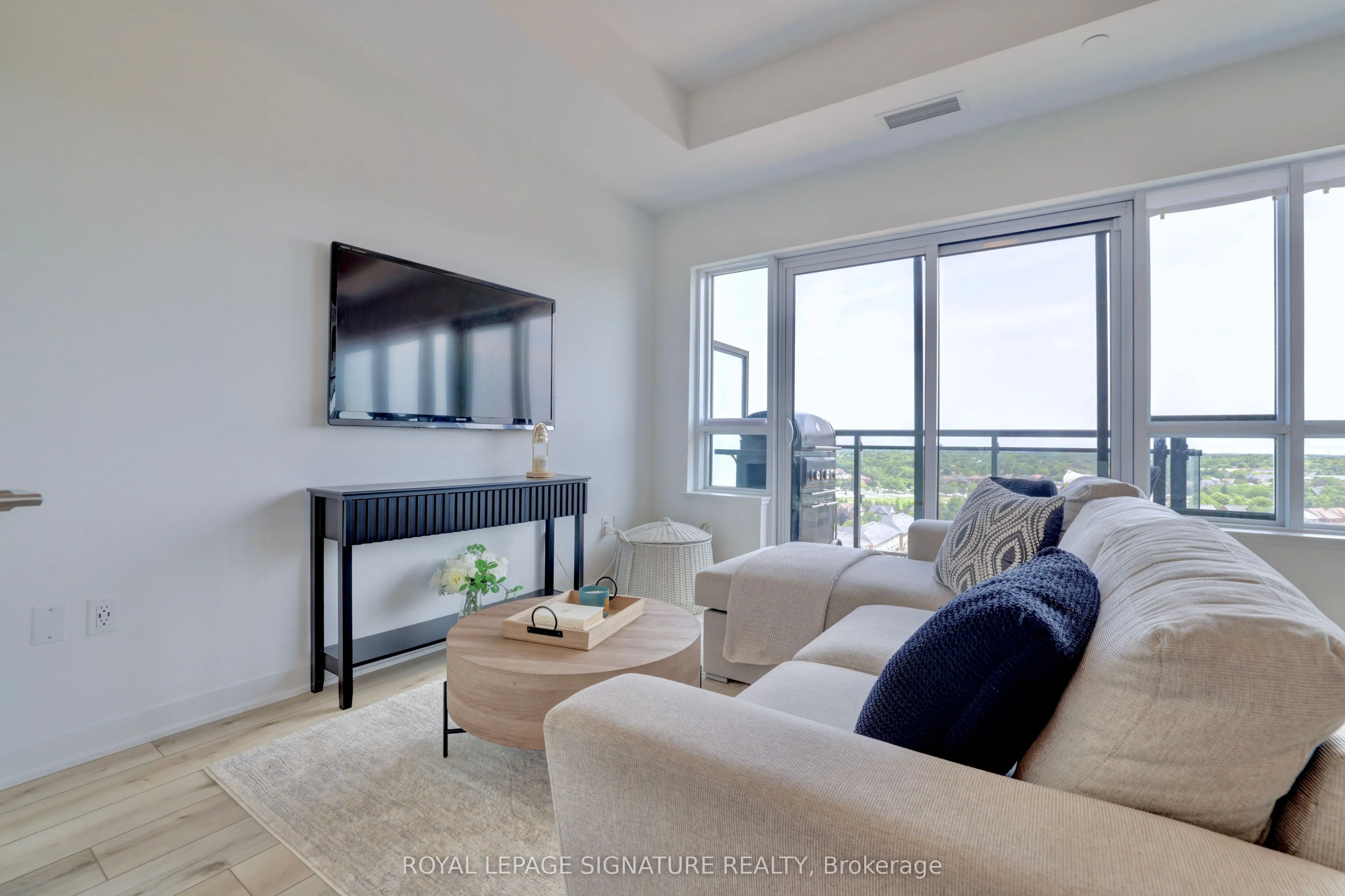 395 Dundas Street W #PH15