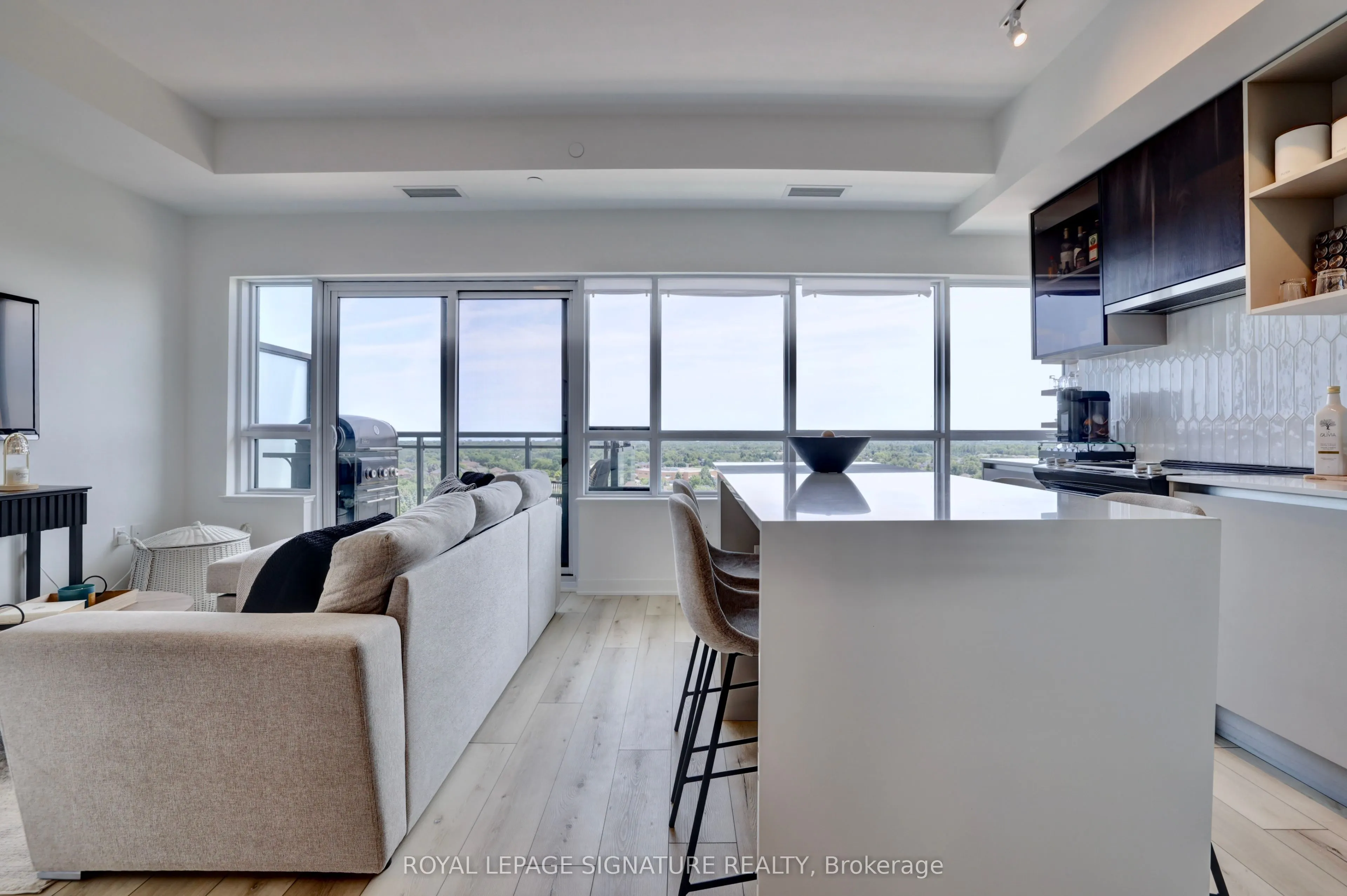 395 Dundas Street W #PH15