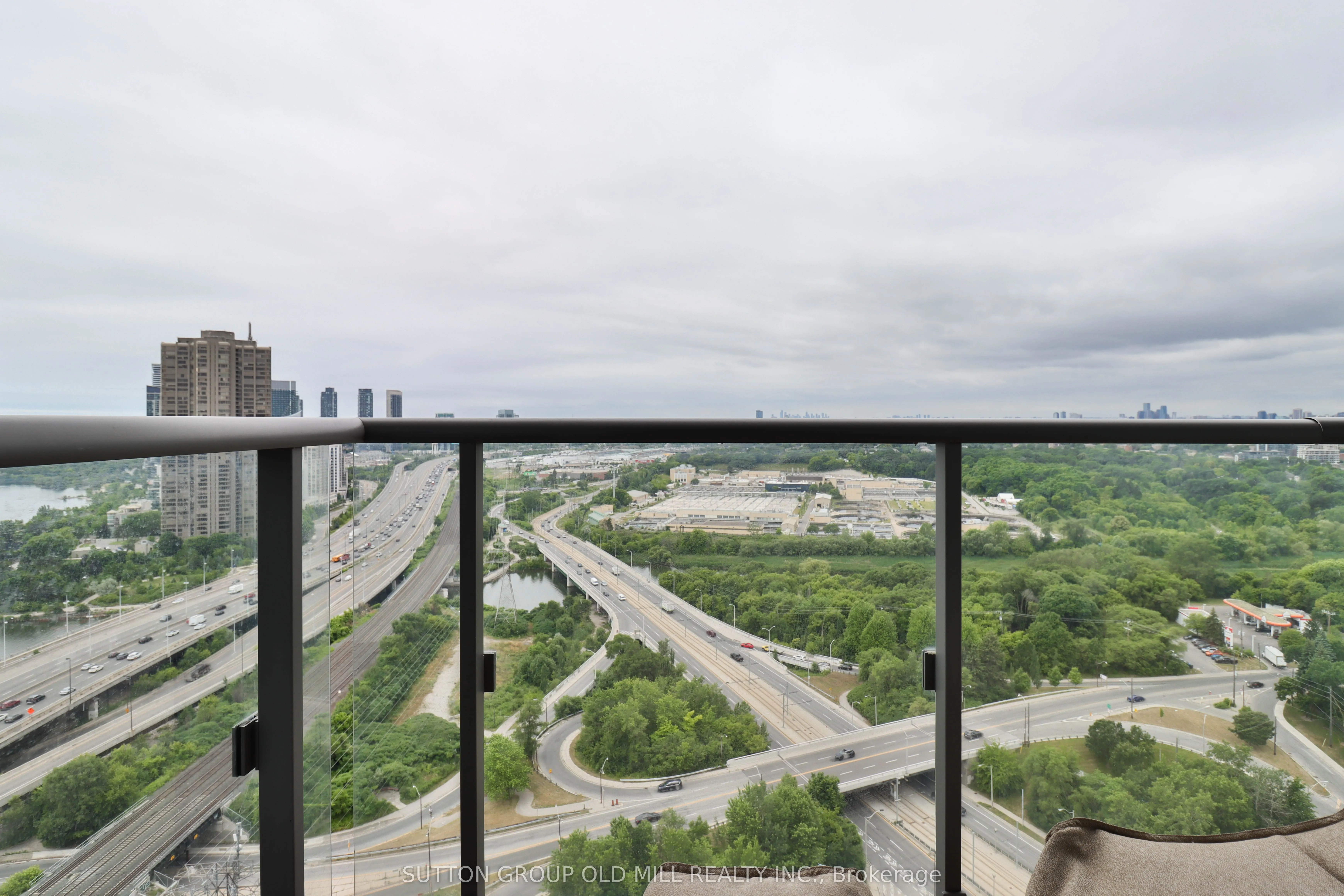 105 The Queensway #2709