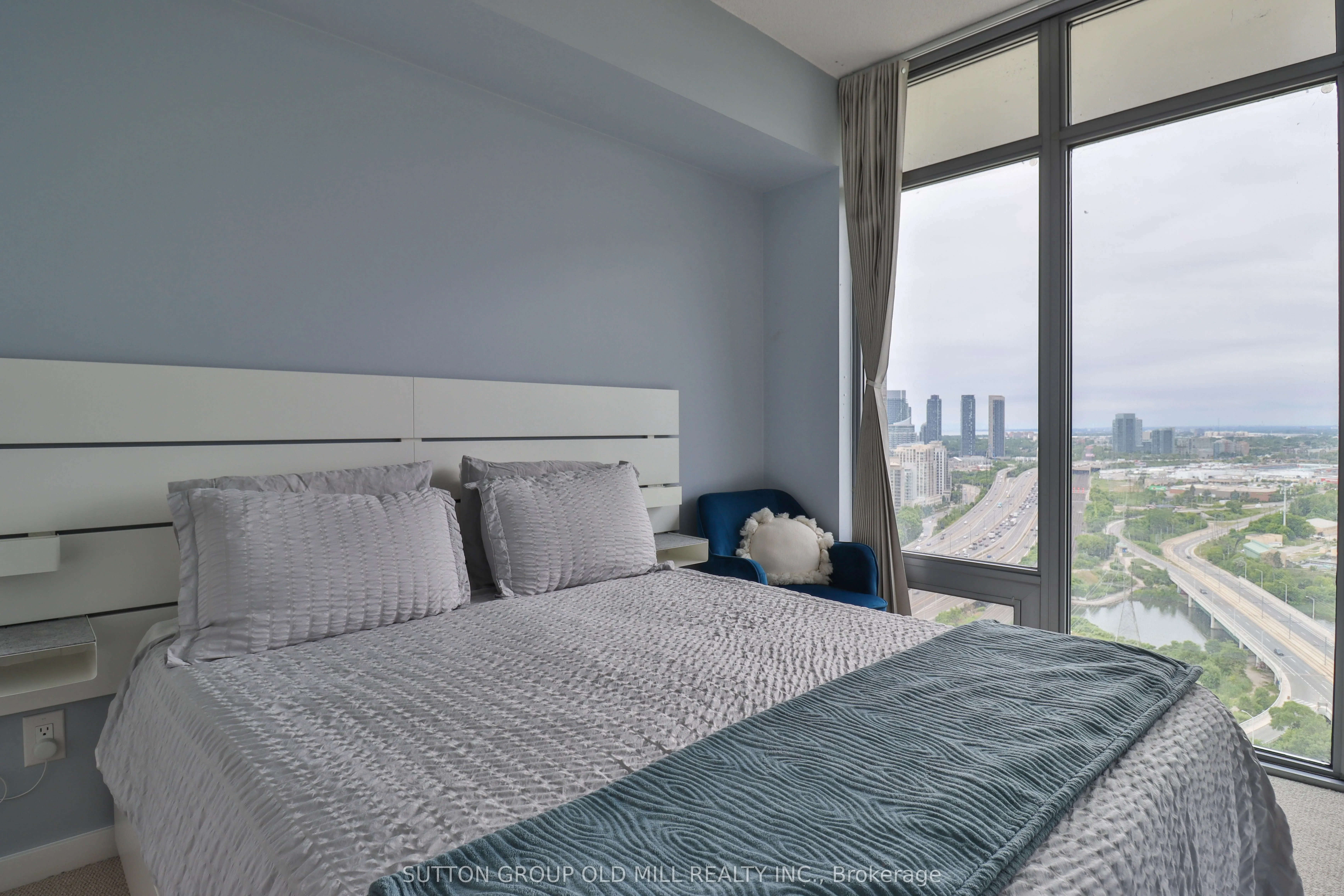 105 The Queensway #2709