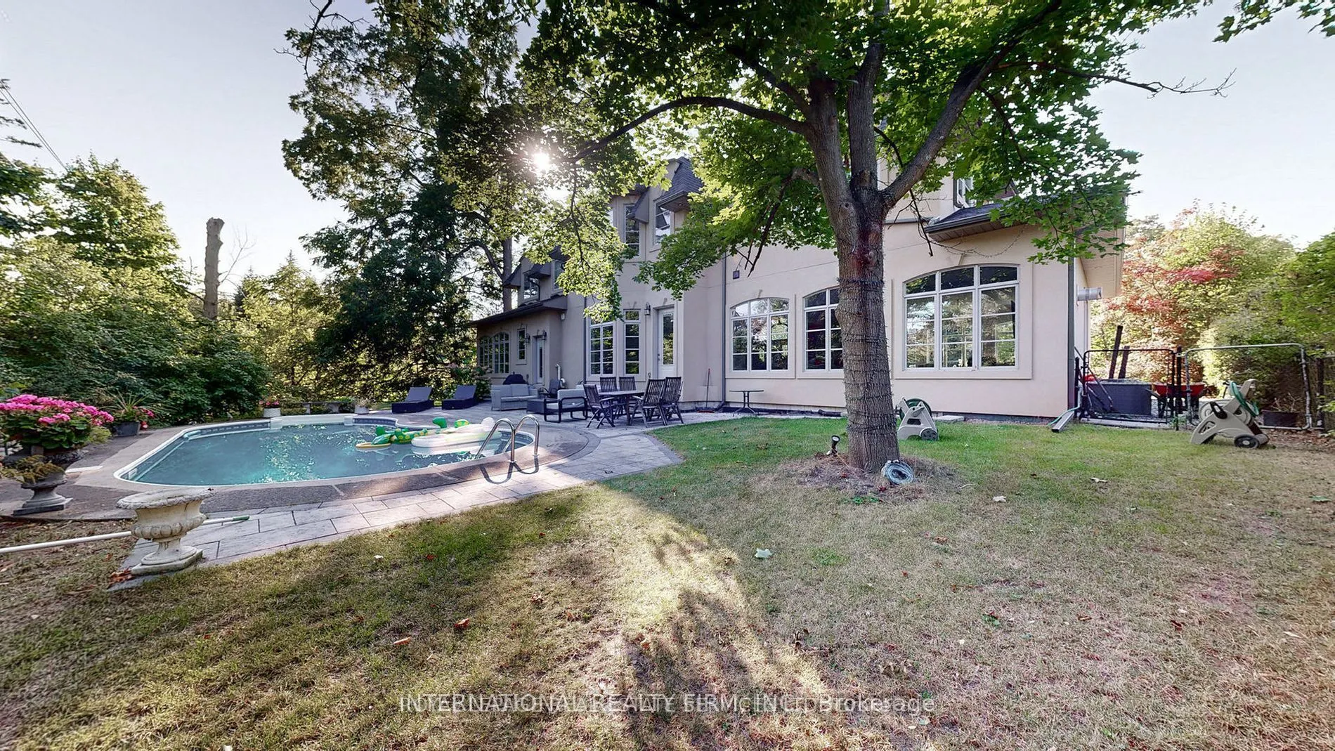 1286 Cambridge Drive