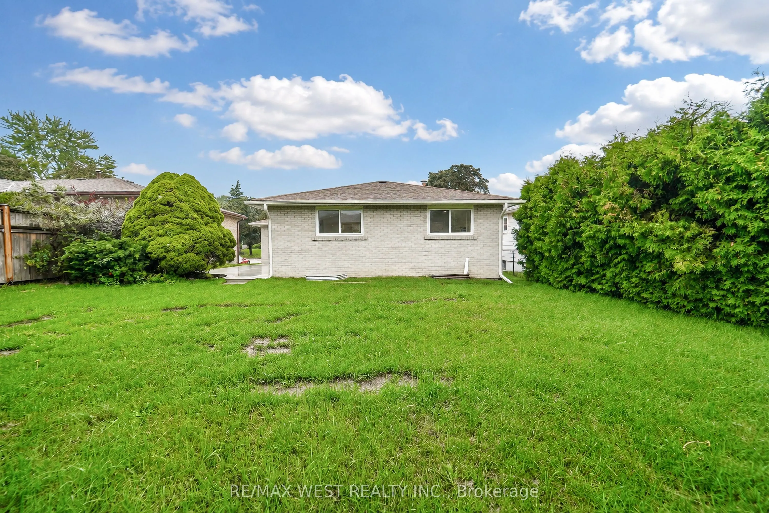 765 Dodsworth Crescent