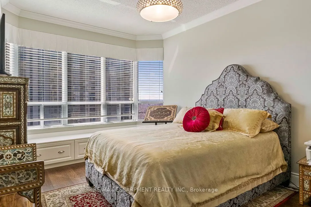35 Kingsbridge Garden Circle #2706