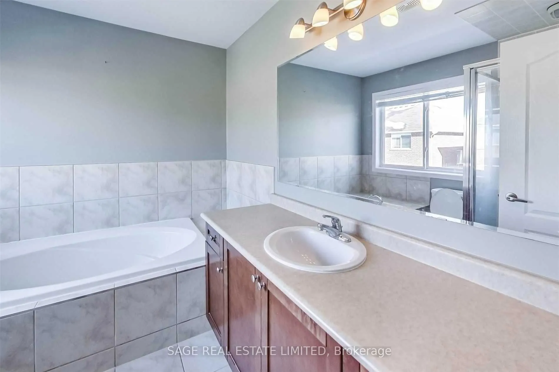1131 Barr Crescent