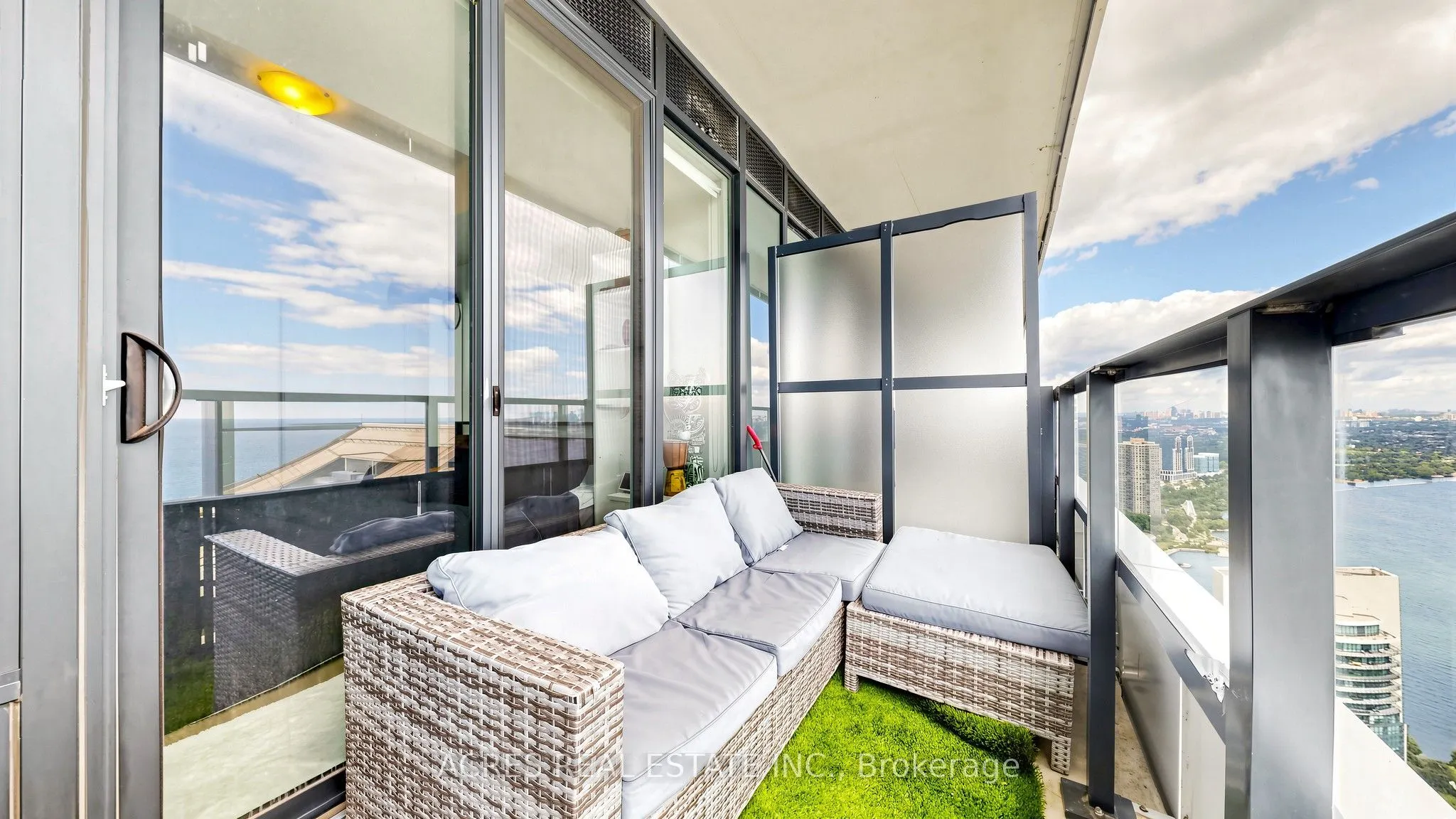 30 SHORE BREEZE Drive #5806