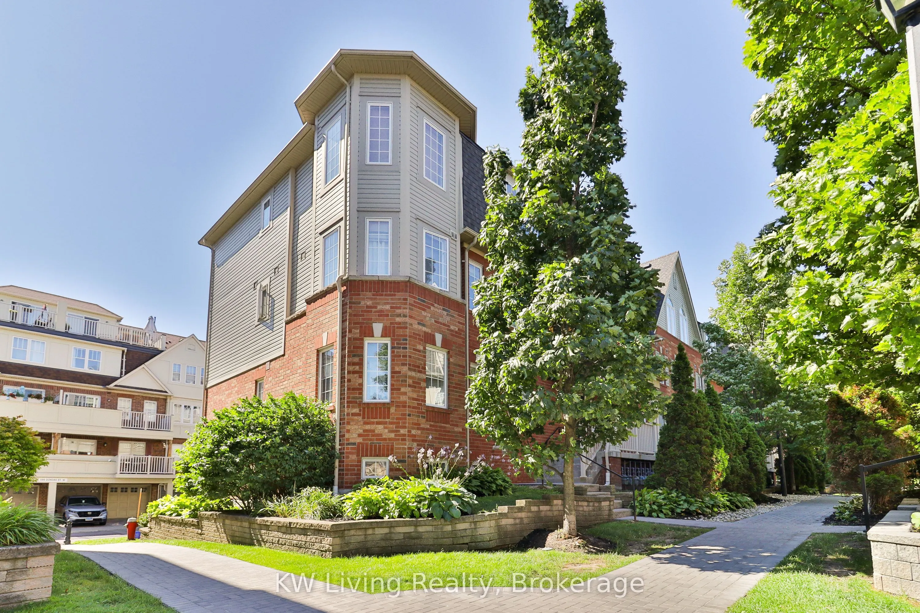 740 Neighbourhood Circle #4