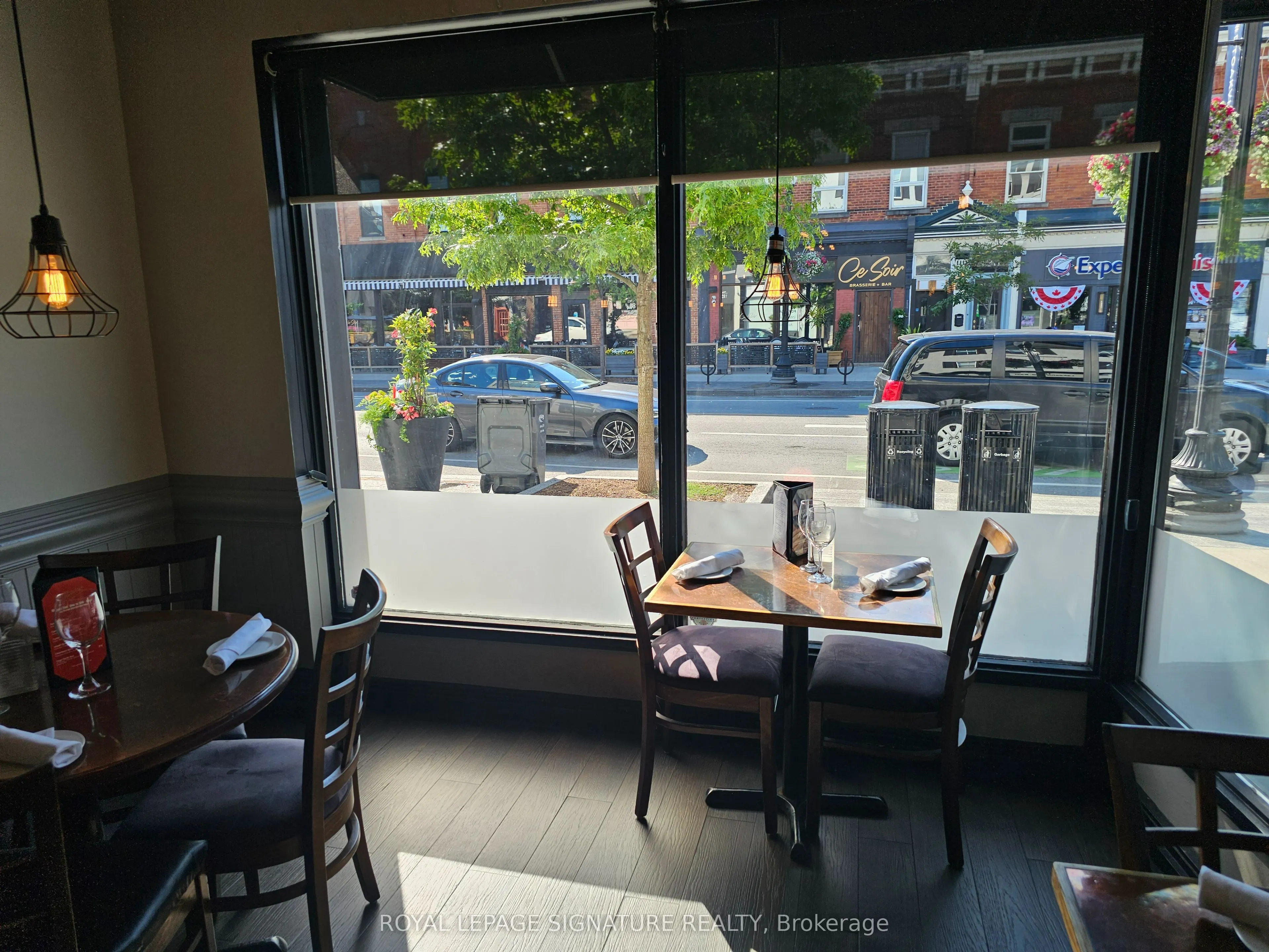 125 Lakeshore Road E