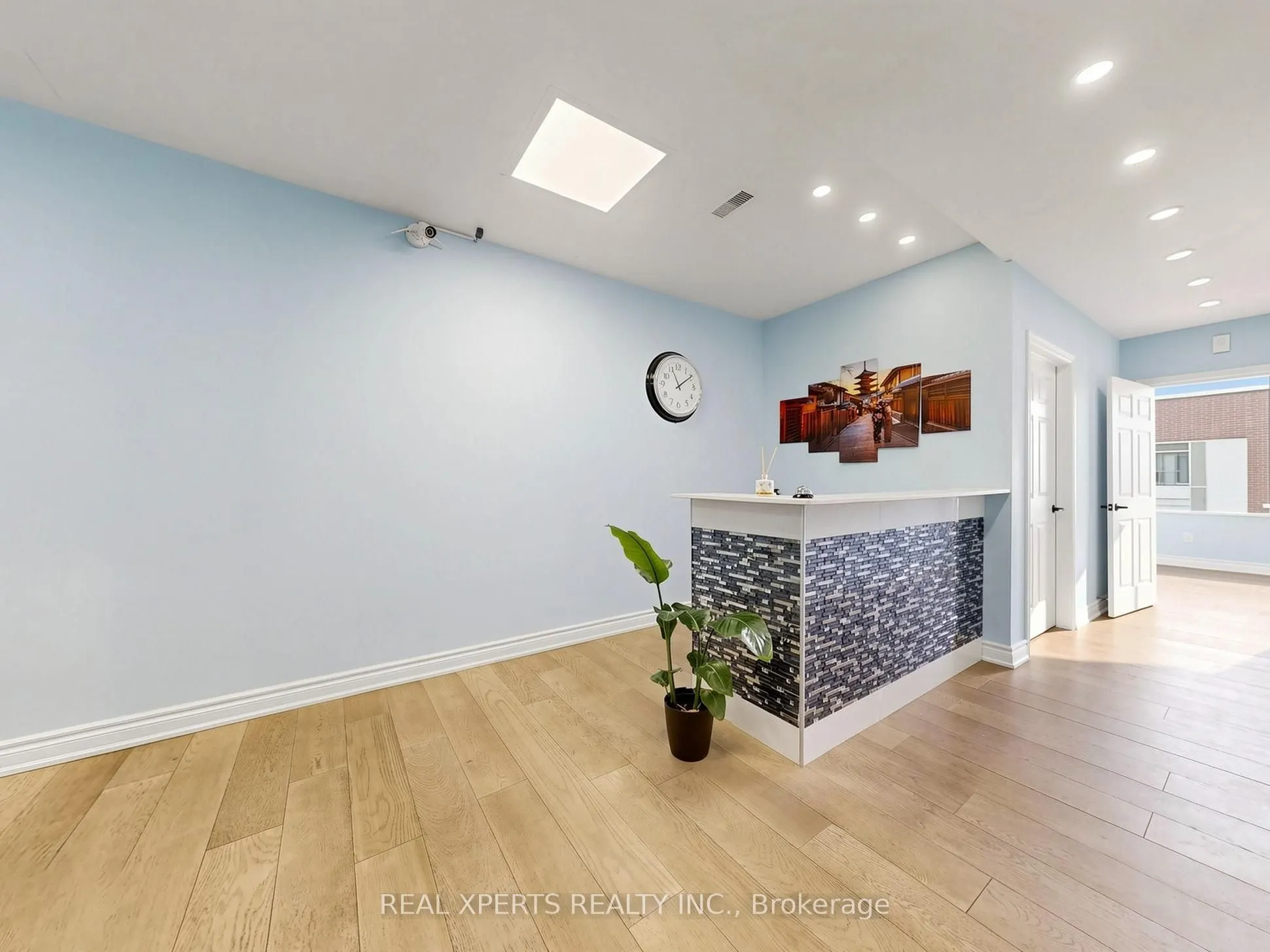1235 Queensway E #21A