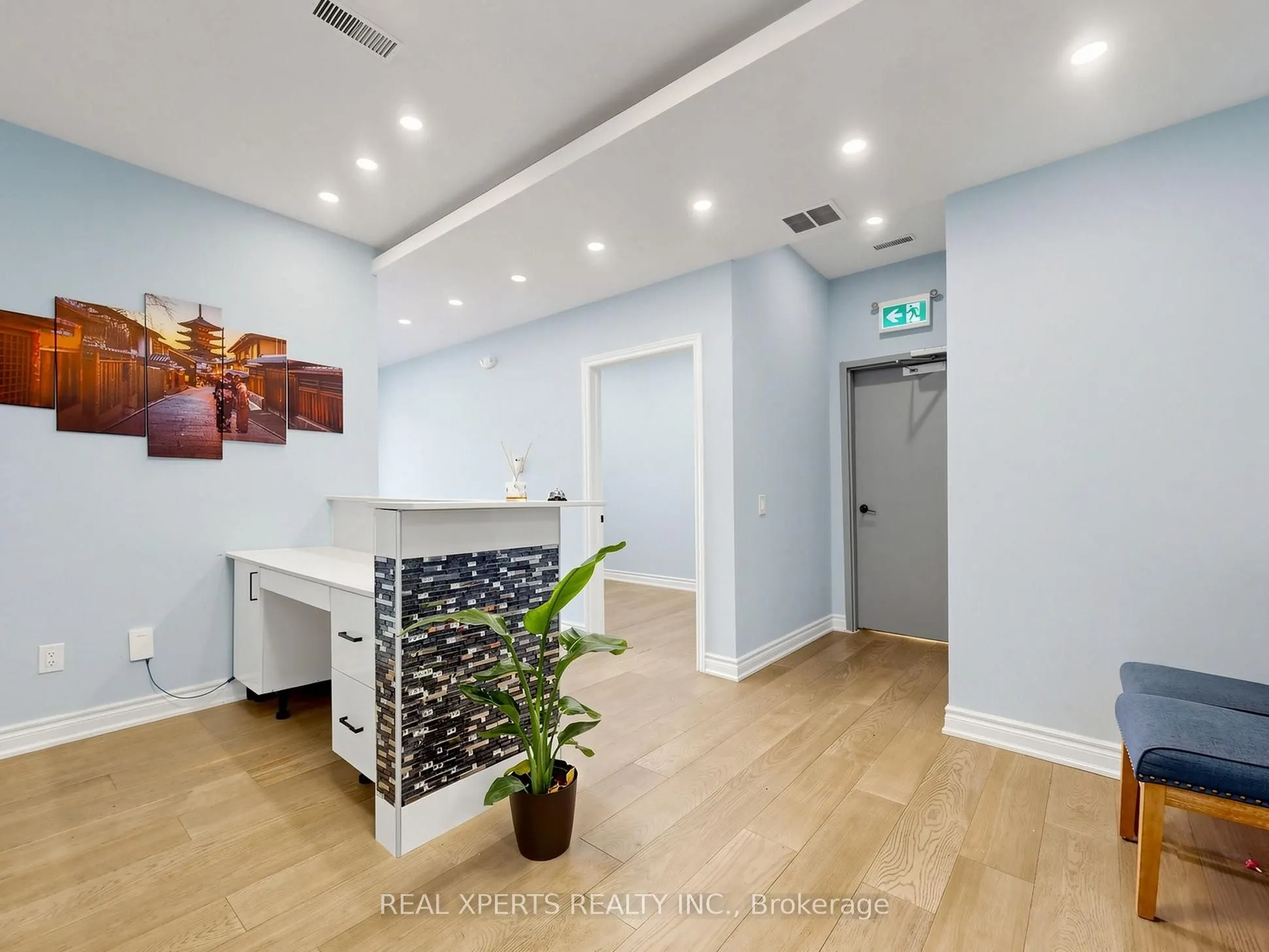 1235 Queensway E #21A