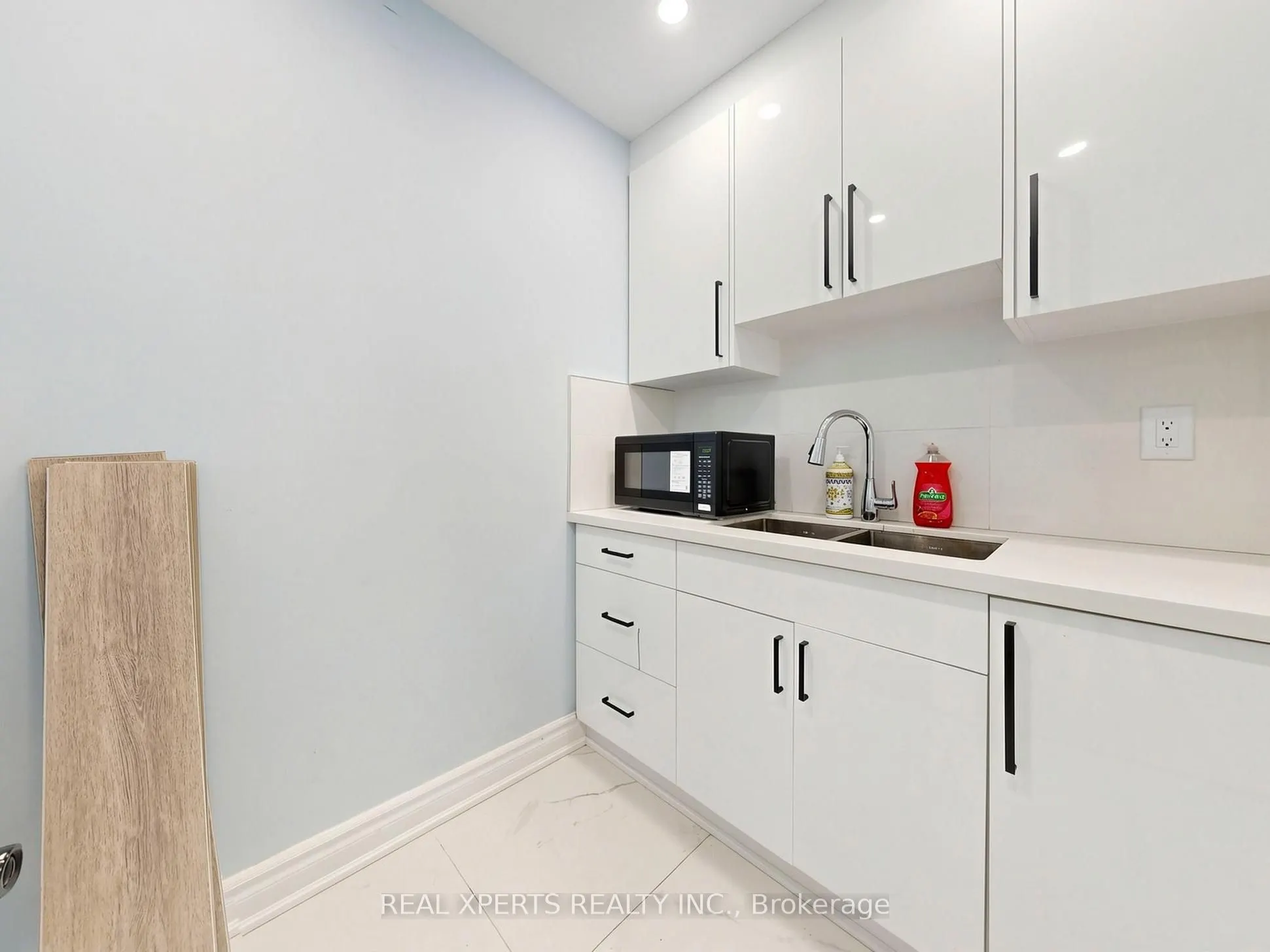 1235 Queensway E #21A