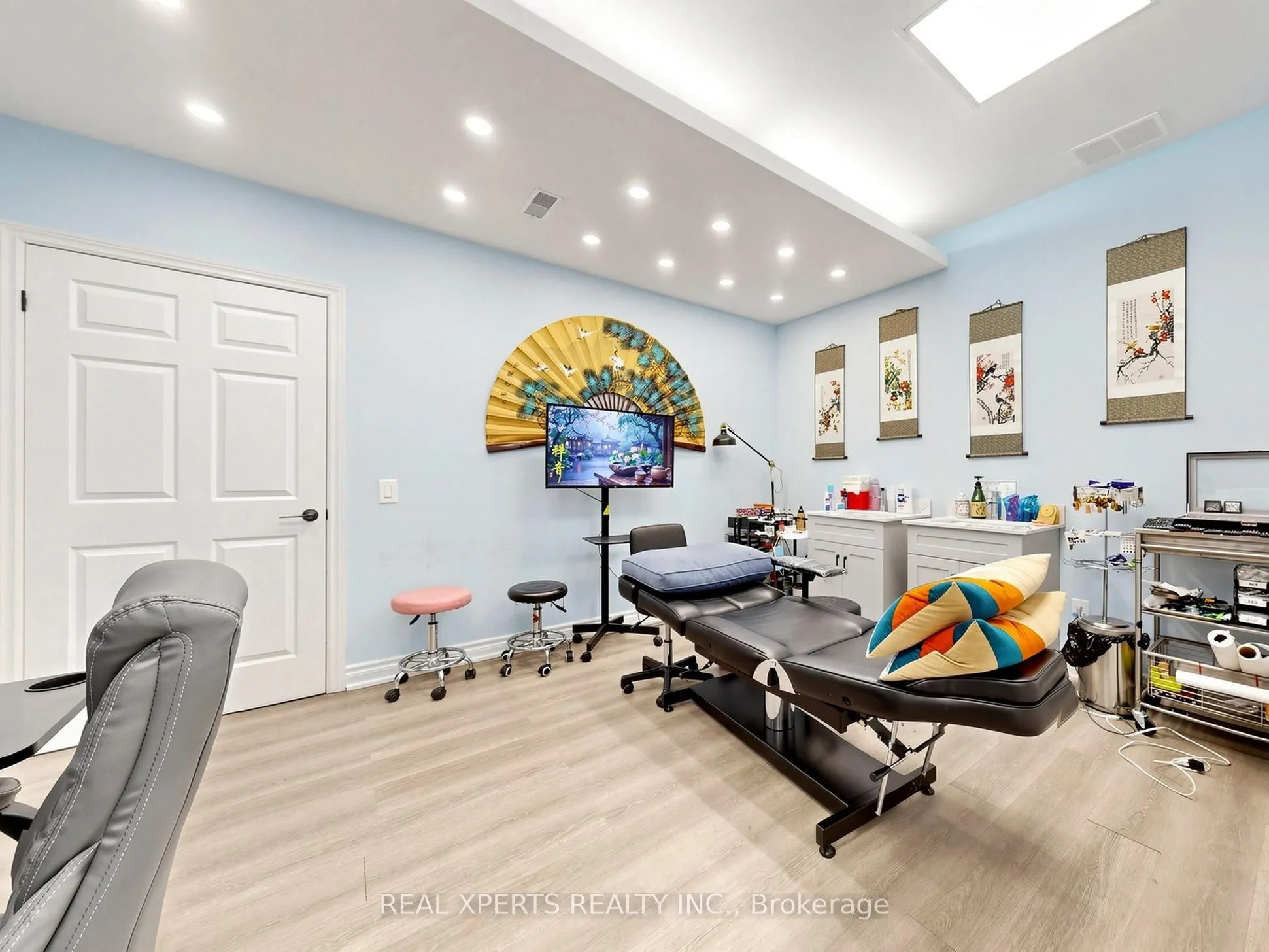 1235 Queensway E #21A