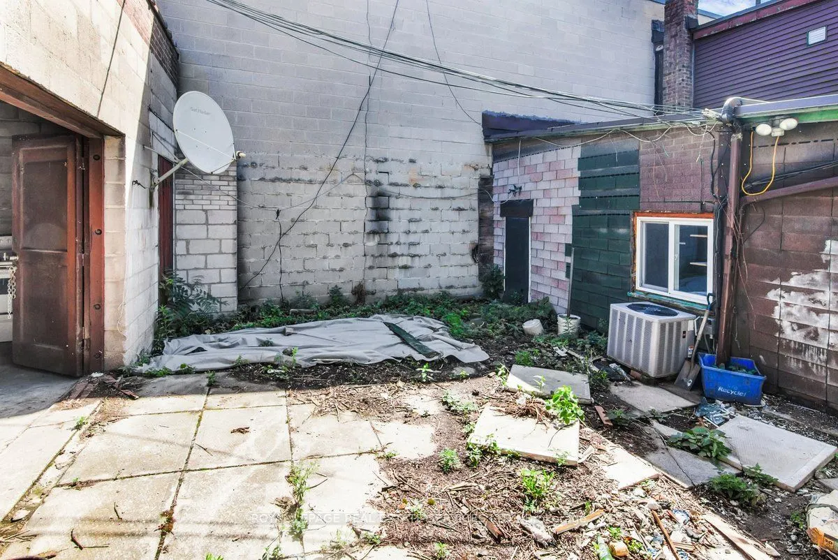 1366 Queen Street W