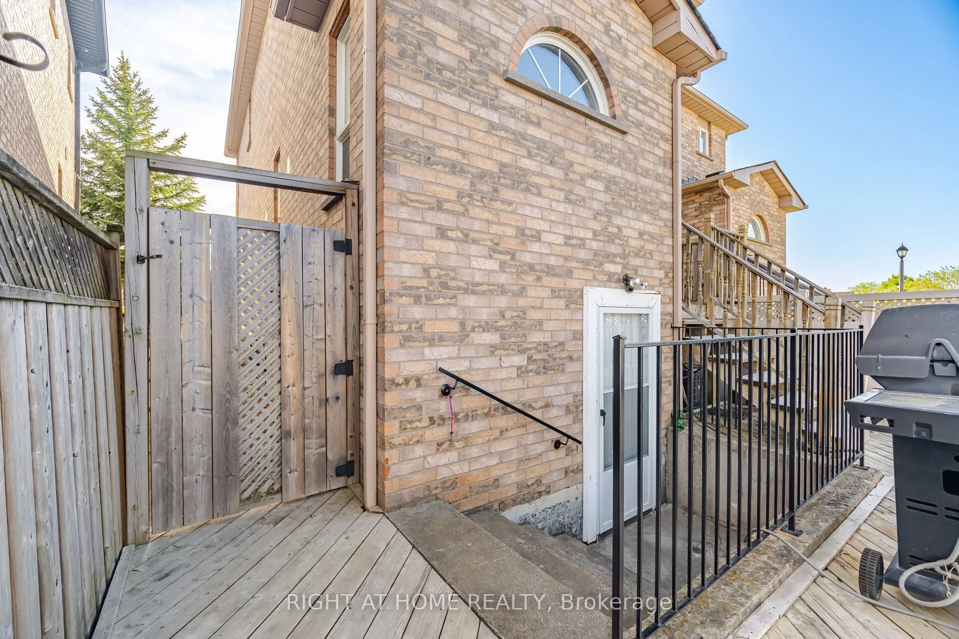 8 Richelieu Court