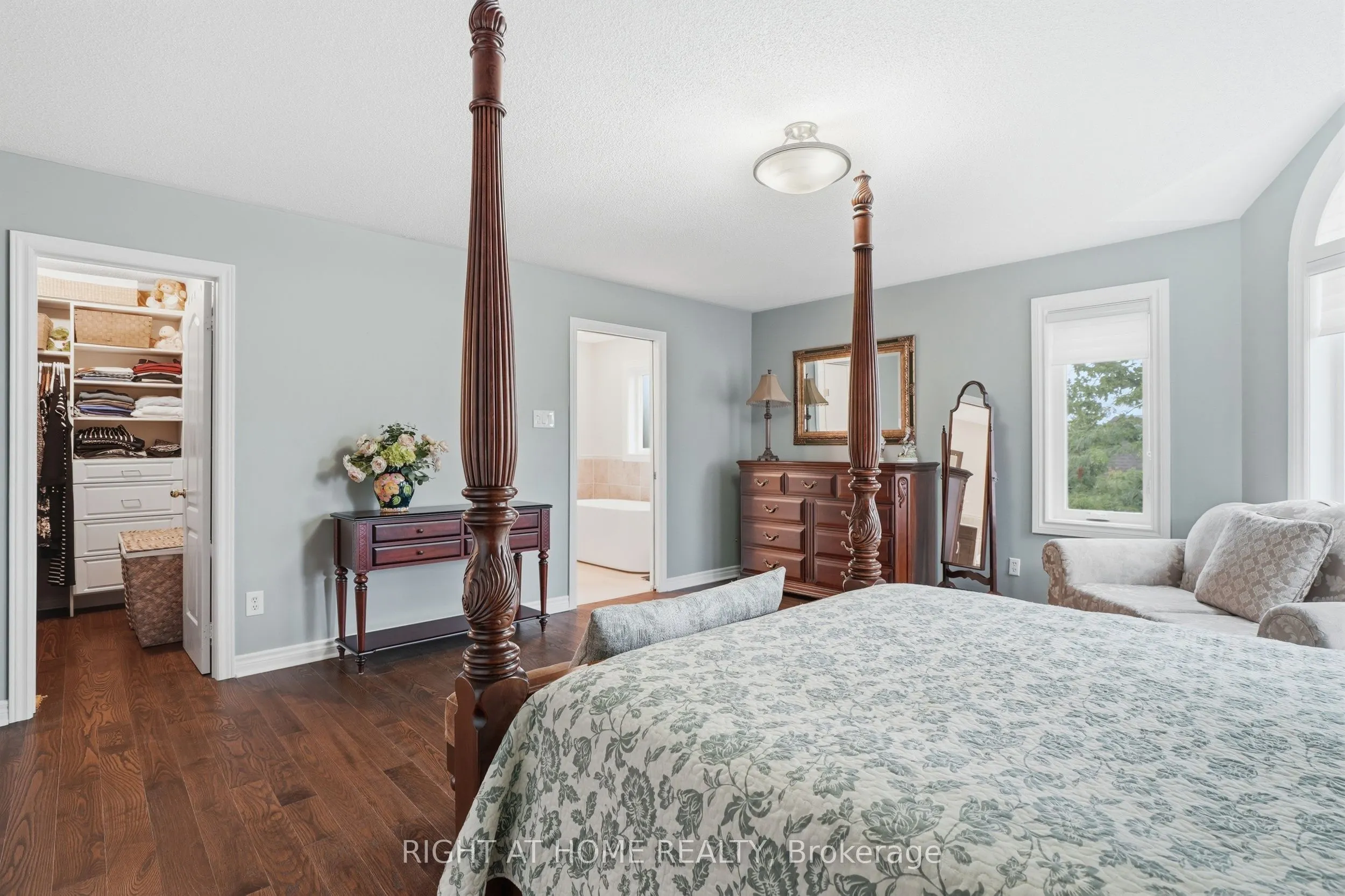 2121 Pinevalley Crescent