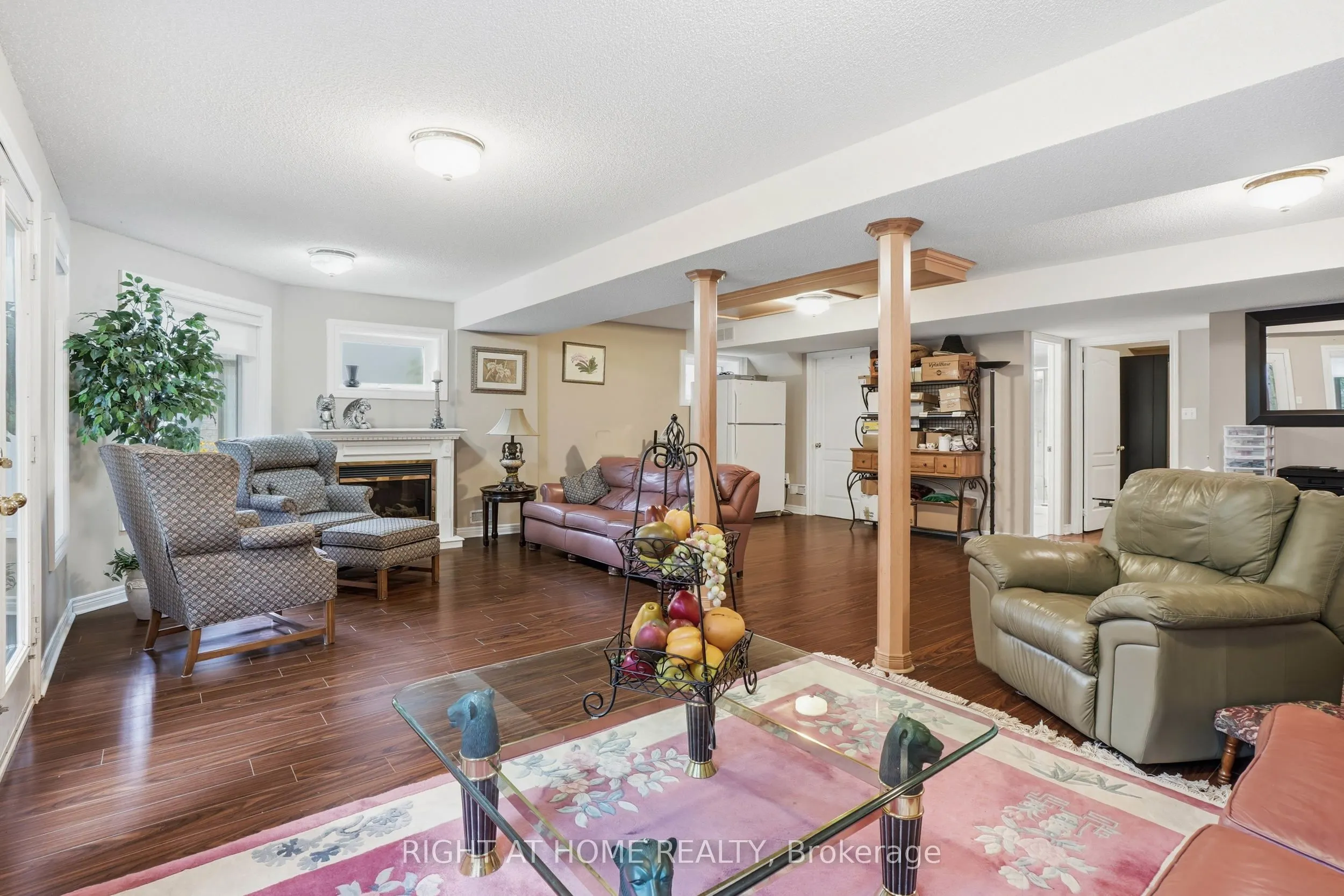2121 Pinevalley Crescent