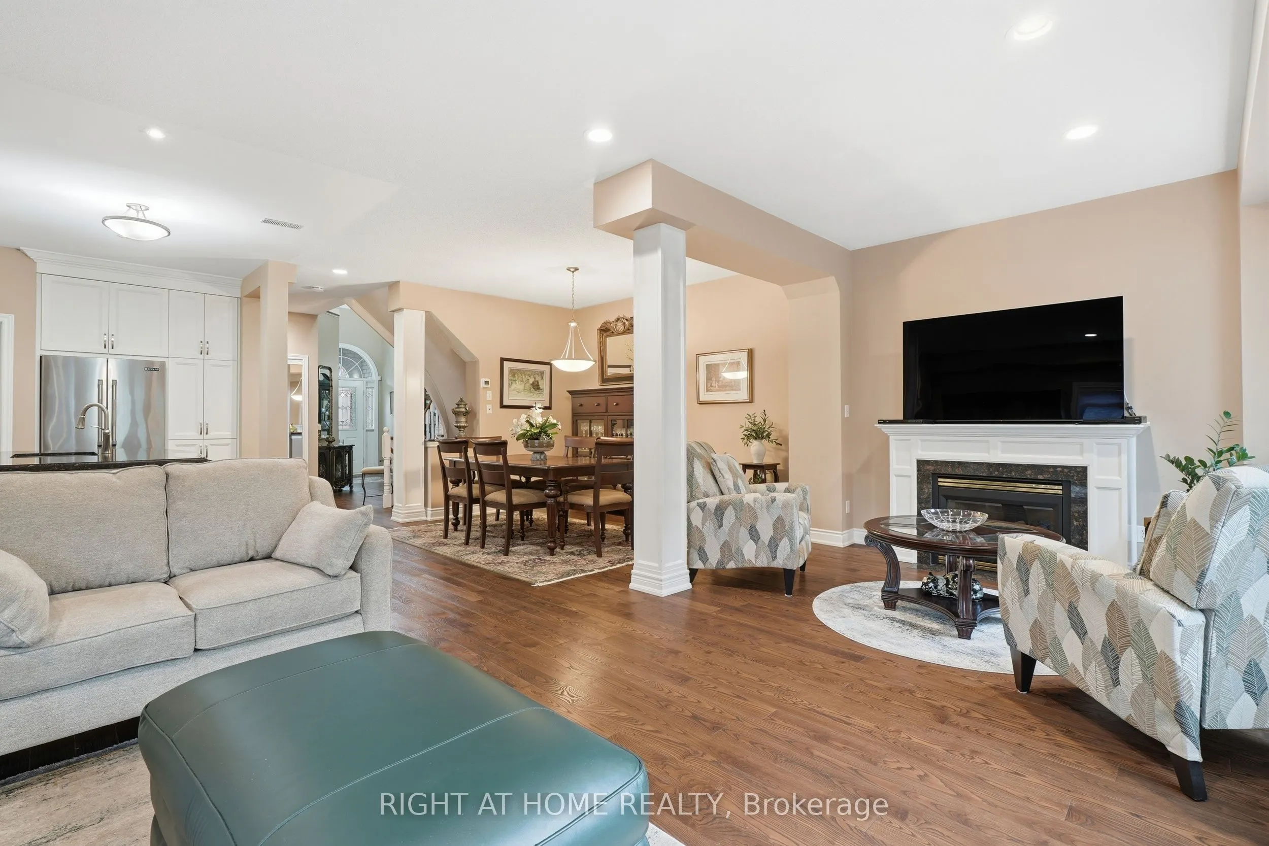 2121 Pinevalley Crescent