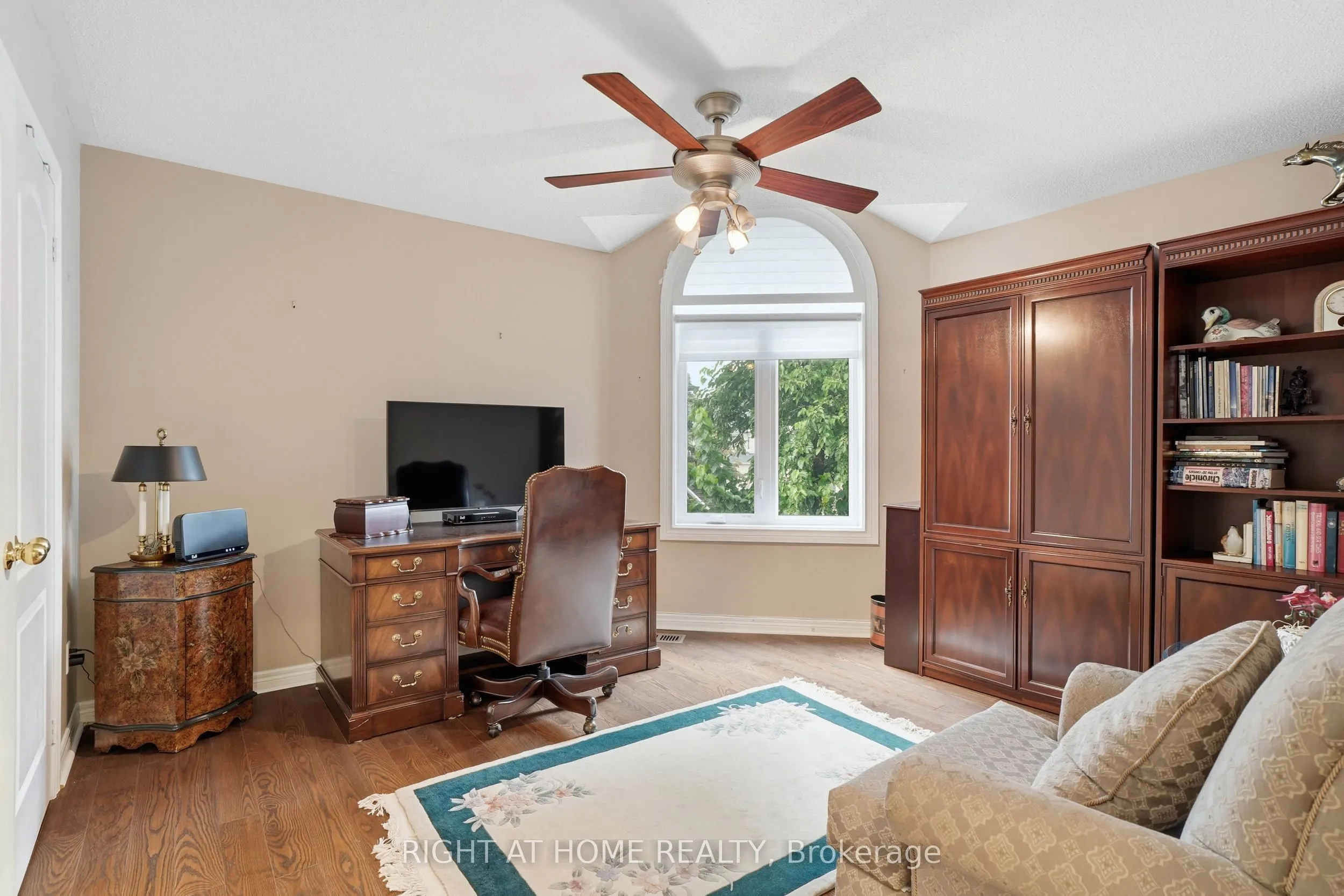 2121 Pinevalley Crescent
