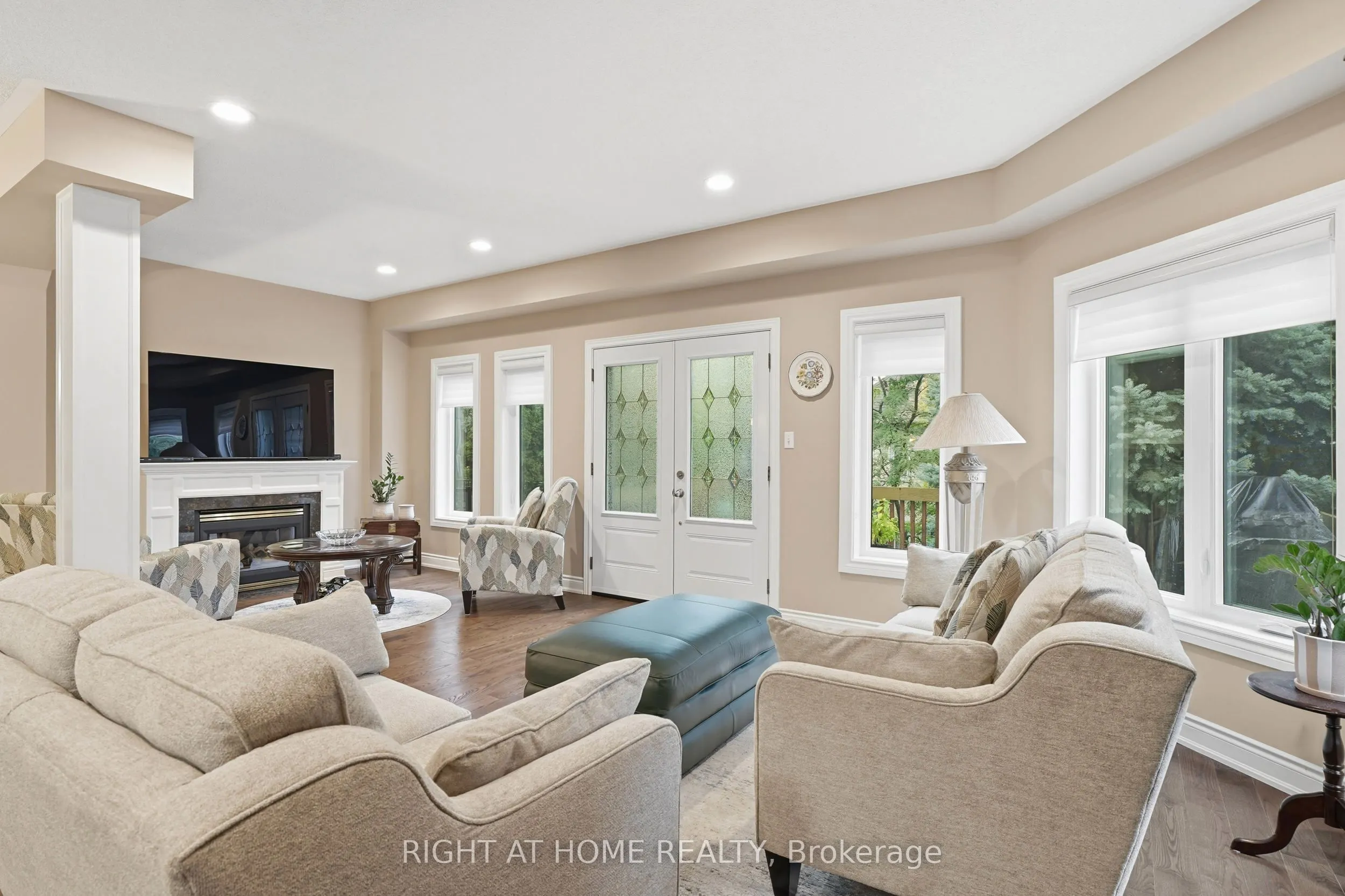 2121 Pinevalley Crescent