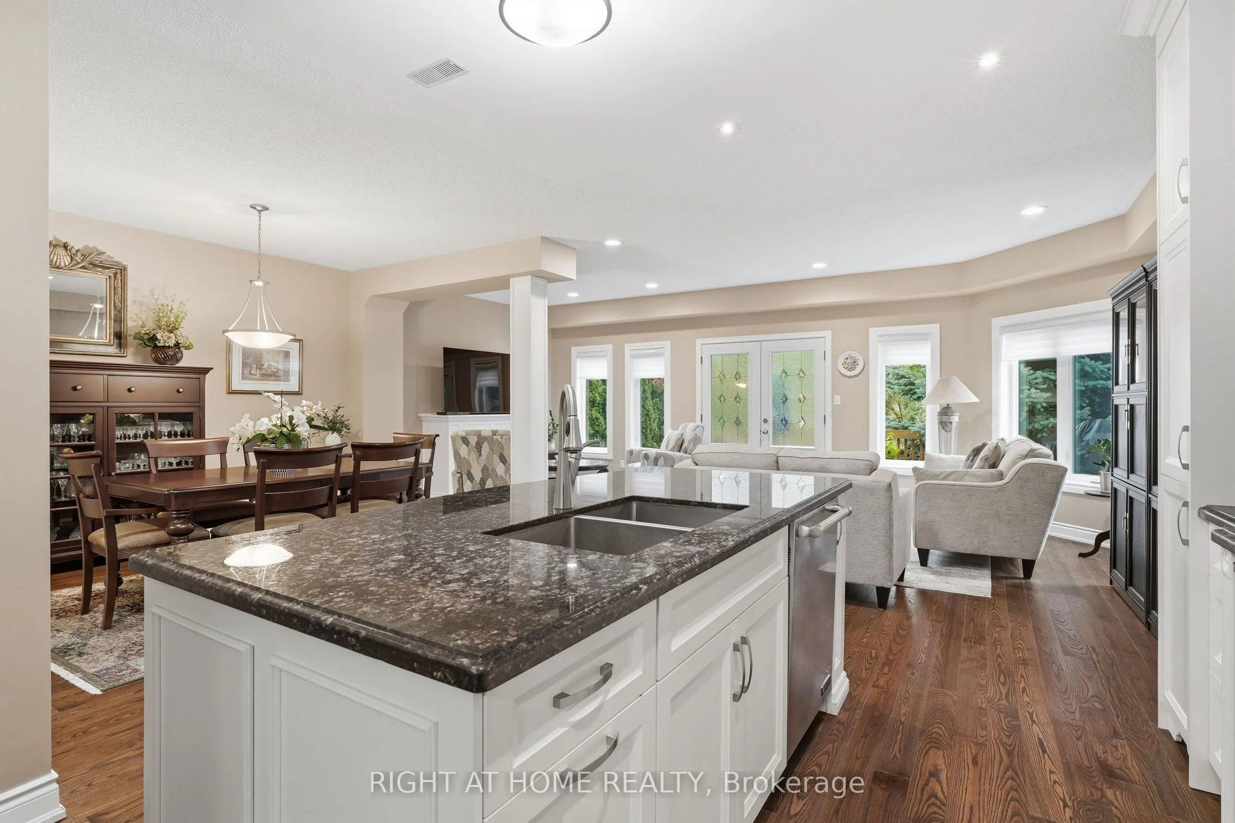 2121 Pinevalley Crescent