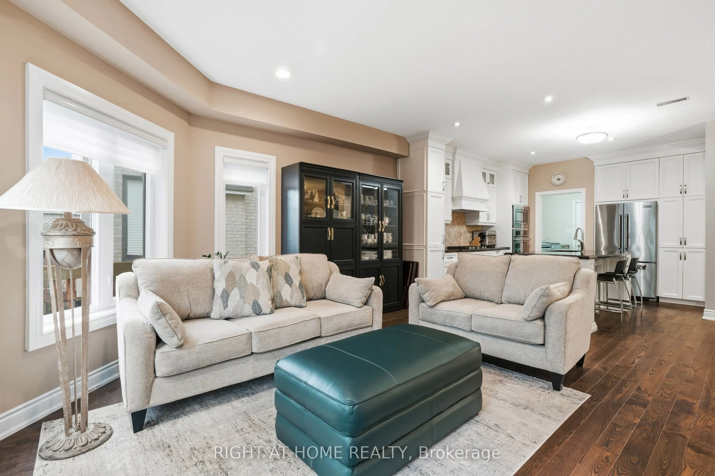 2121 Pinevalley Crescent