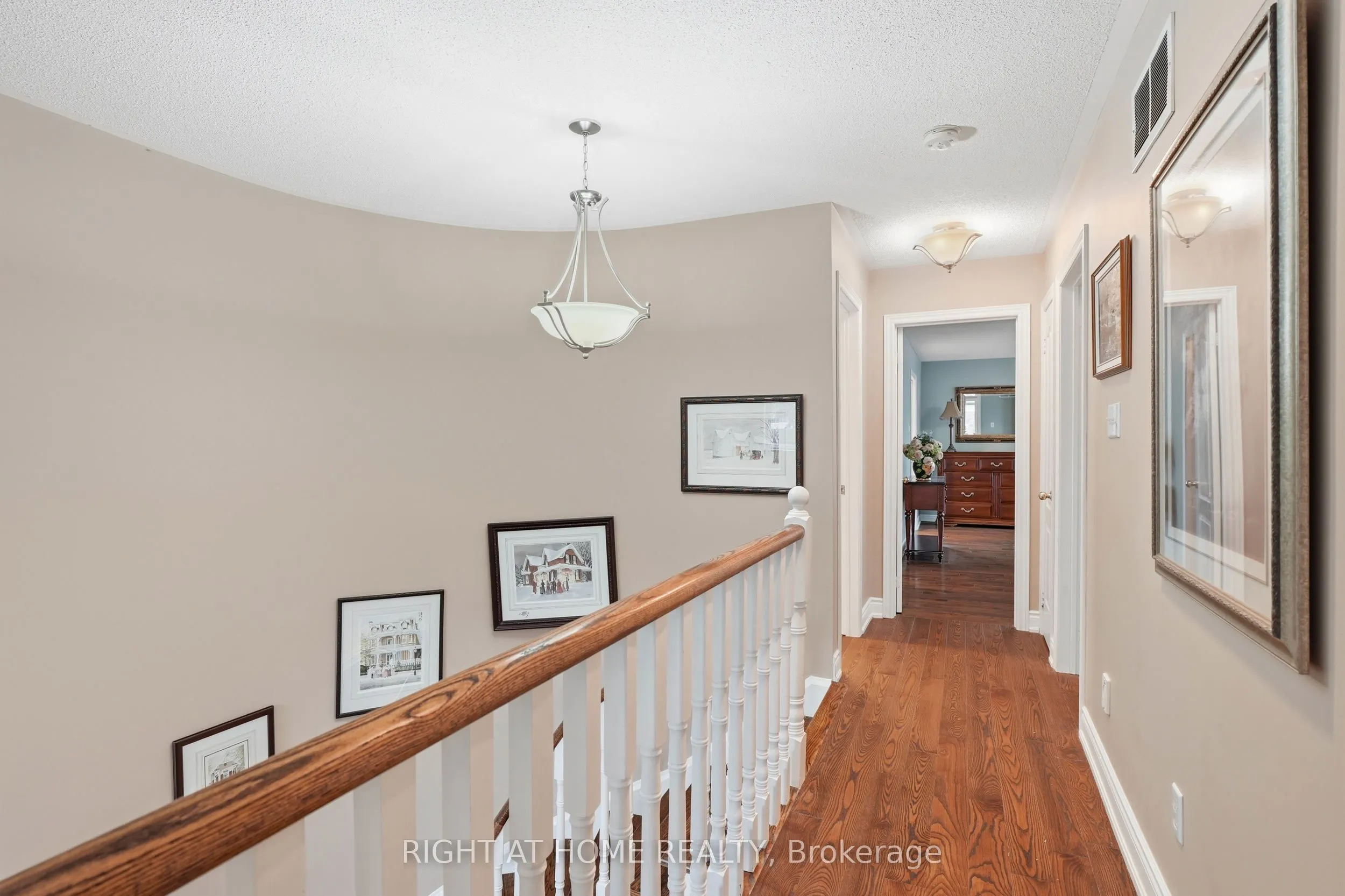 2121 Pinevalley Crescent