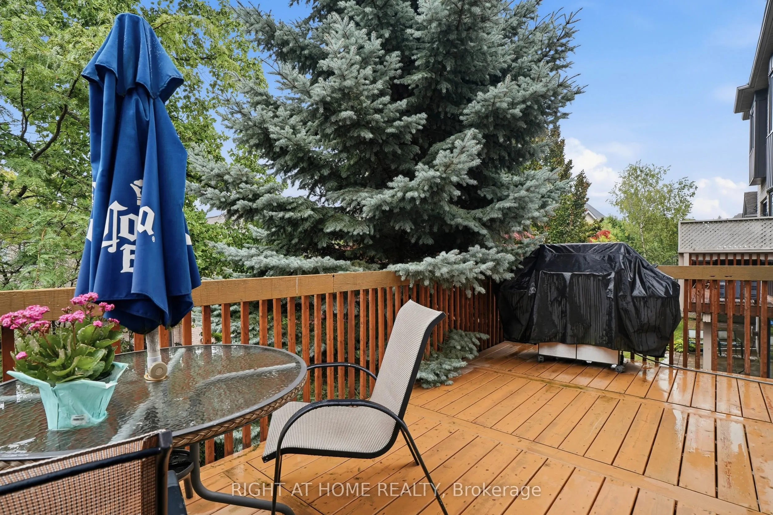 2121 Pinevalley Crescent