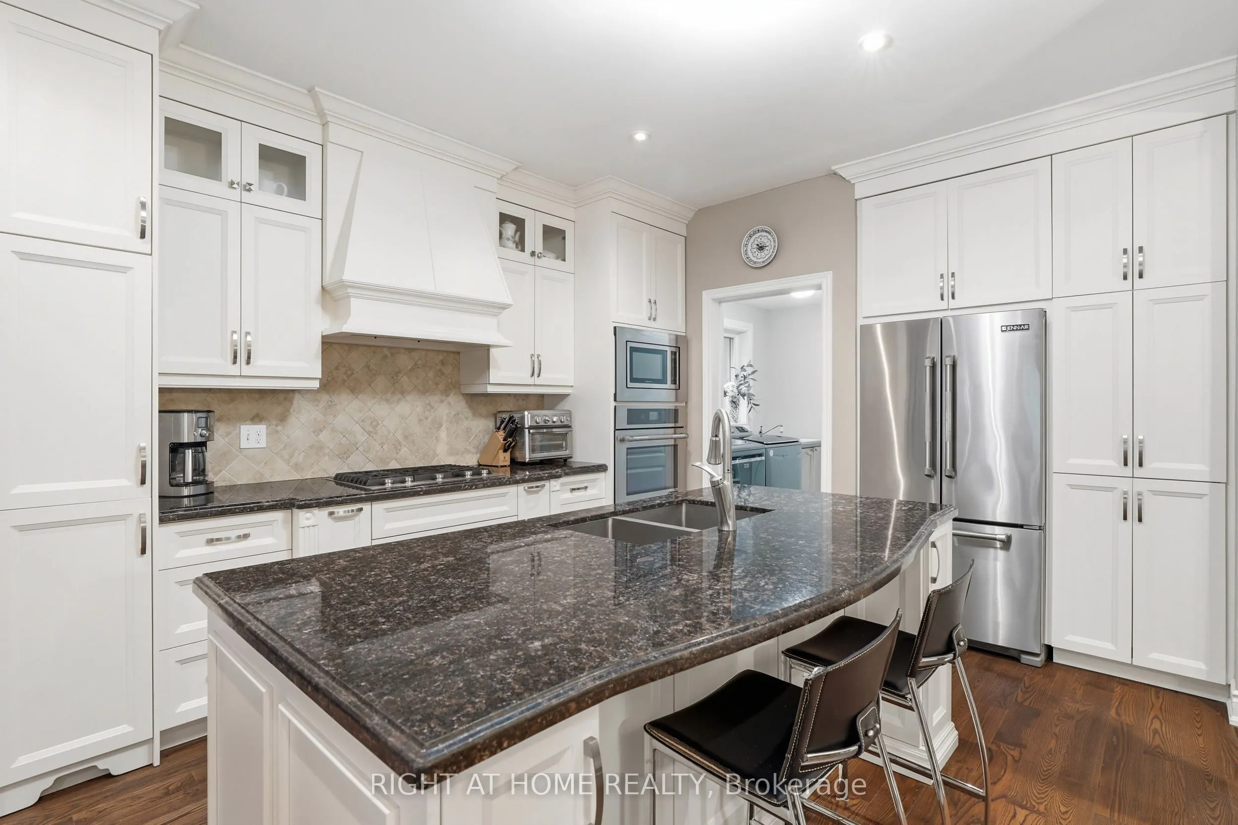 2121 Pinevalley Crescent