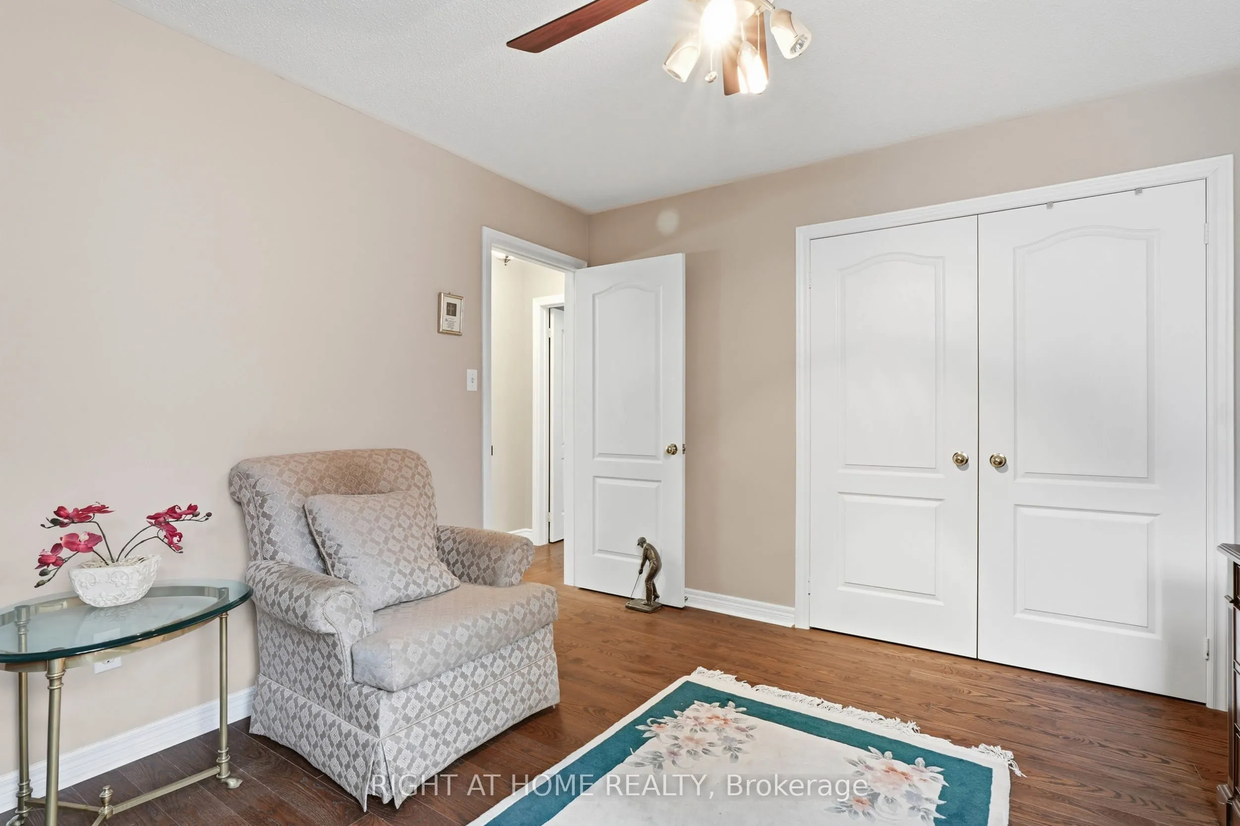 2121 Pinevalley Crescent