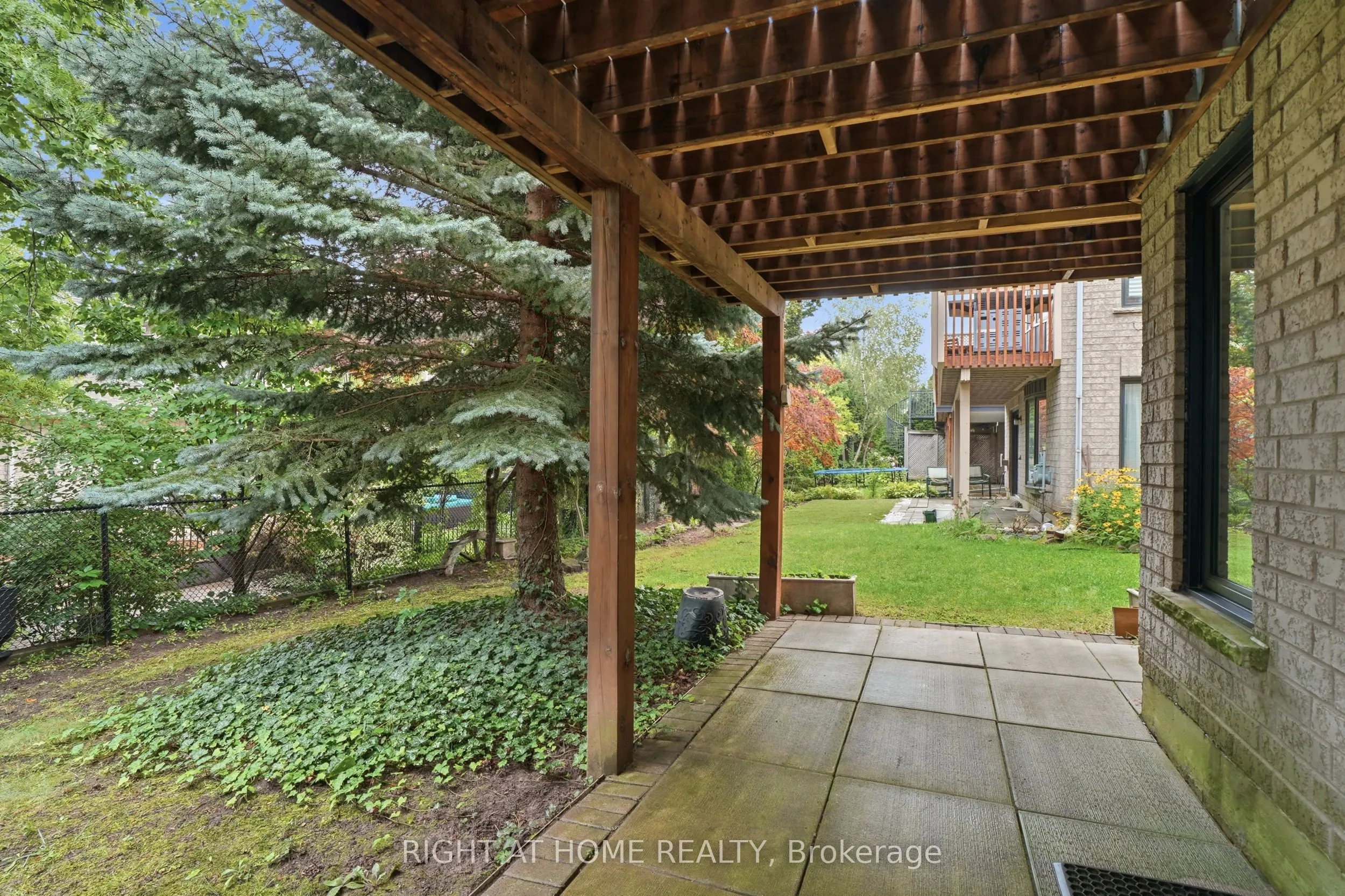 2121 Pinevalley Crescent