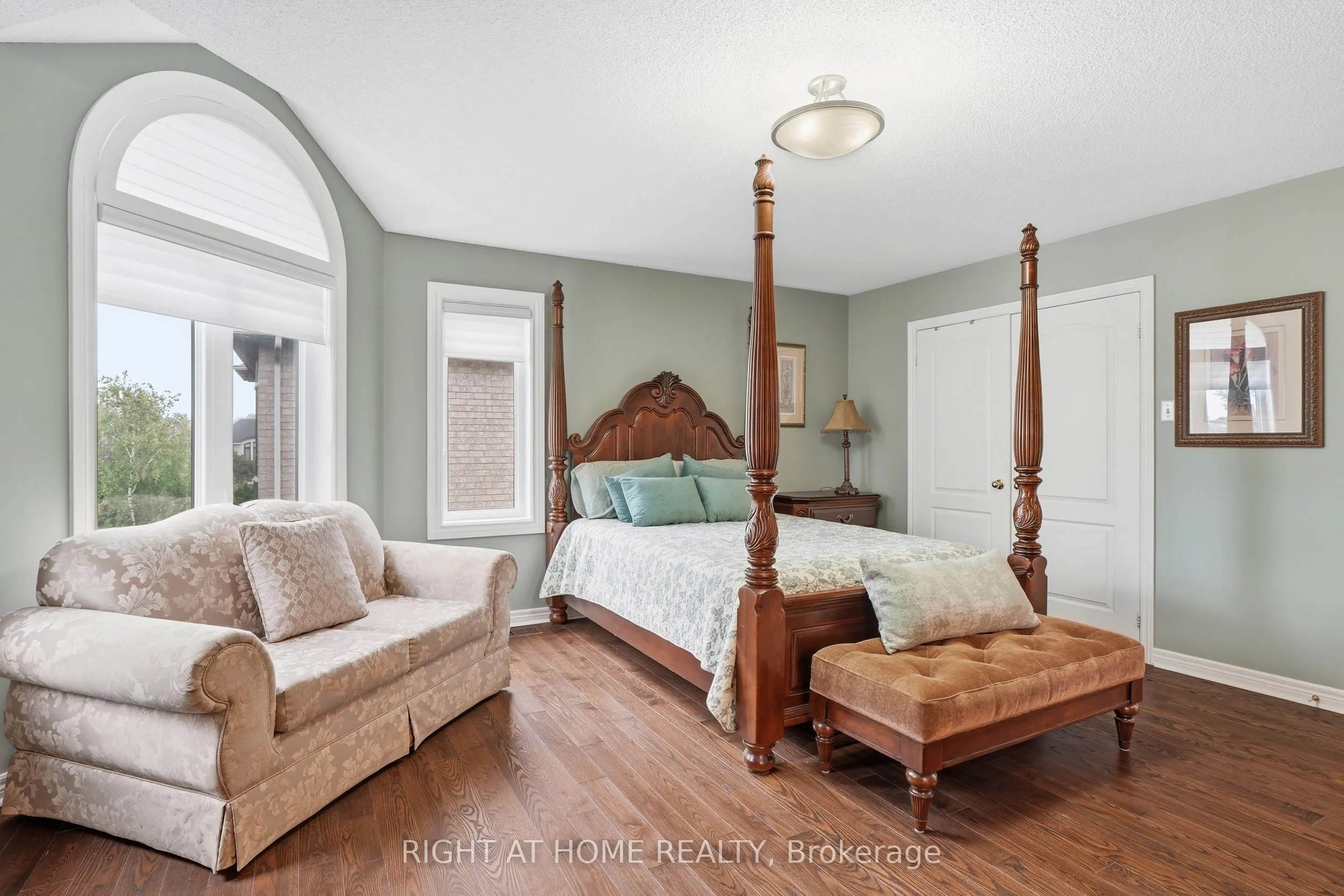2121 Pinevalley Crescent