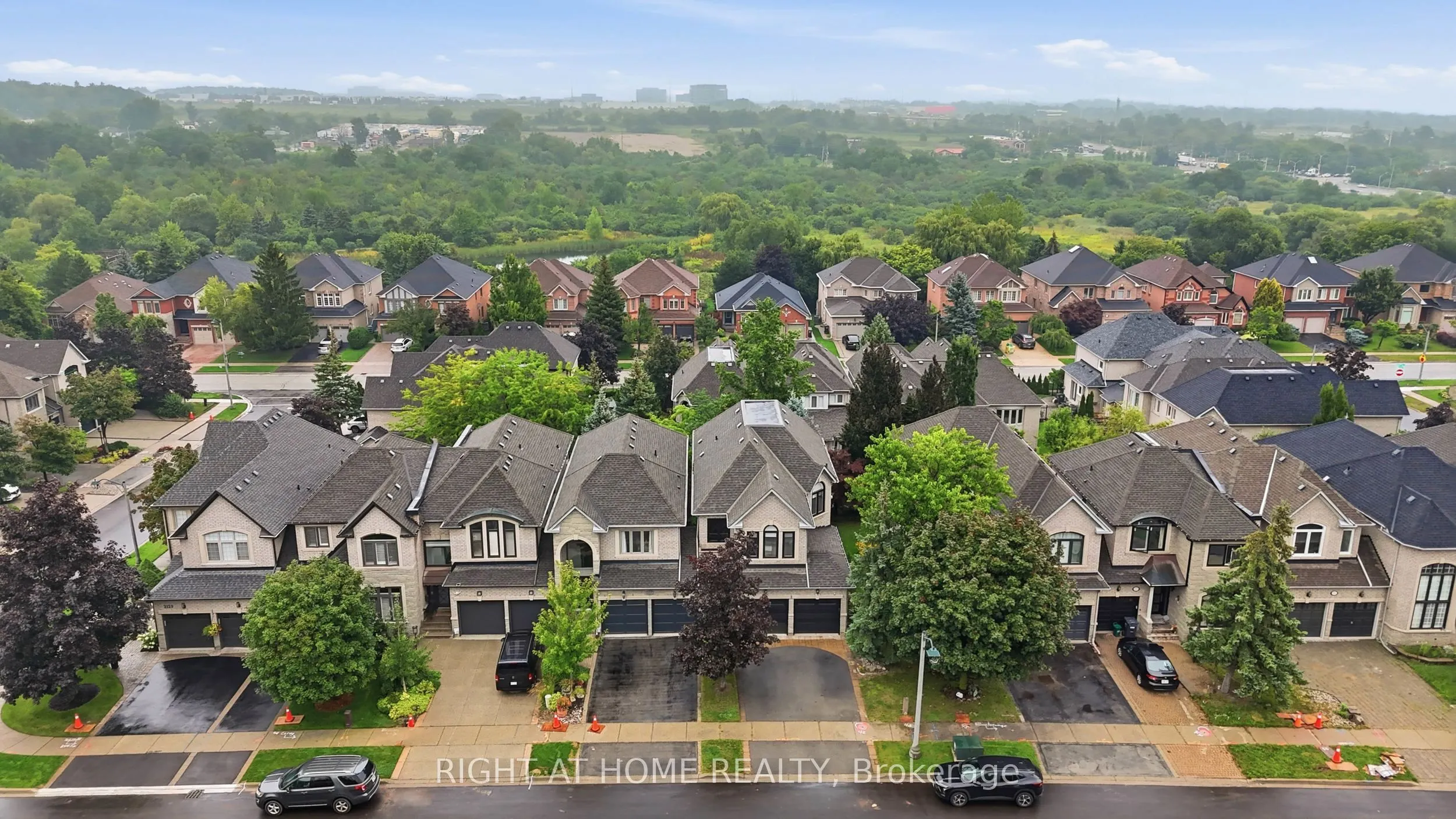 2121 Pinevalley Crescent