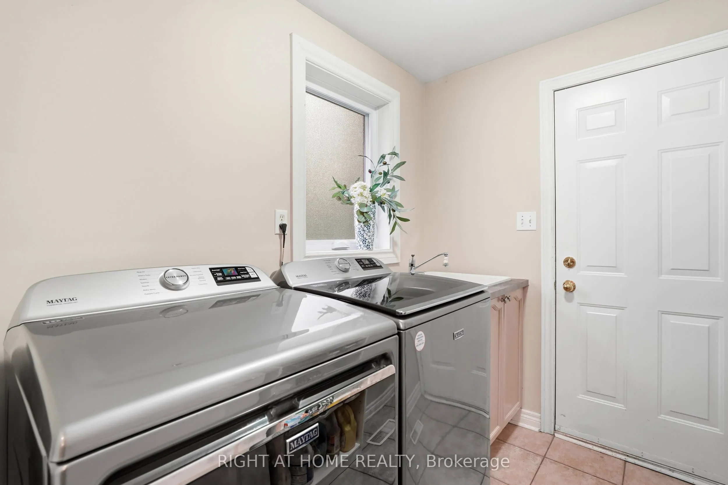 2121 Pinevalley Crescent