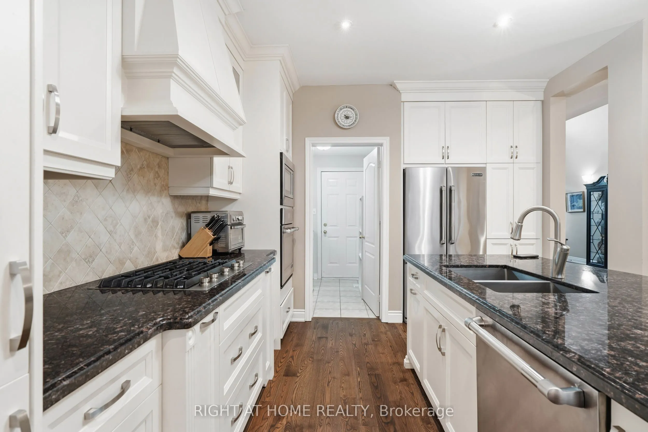 2121 Pinevalley Crescent