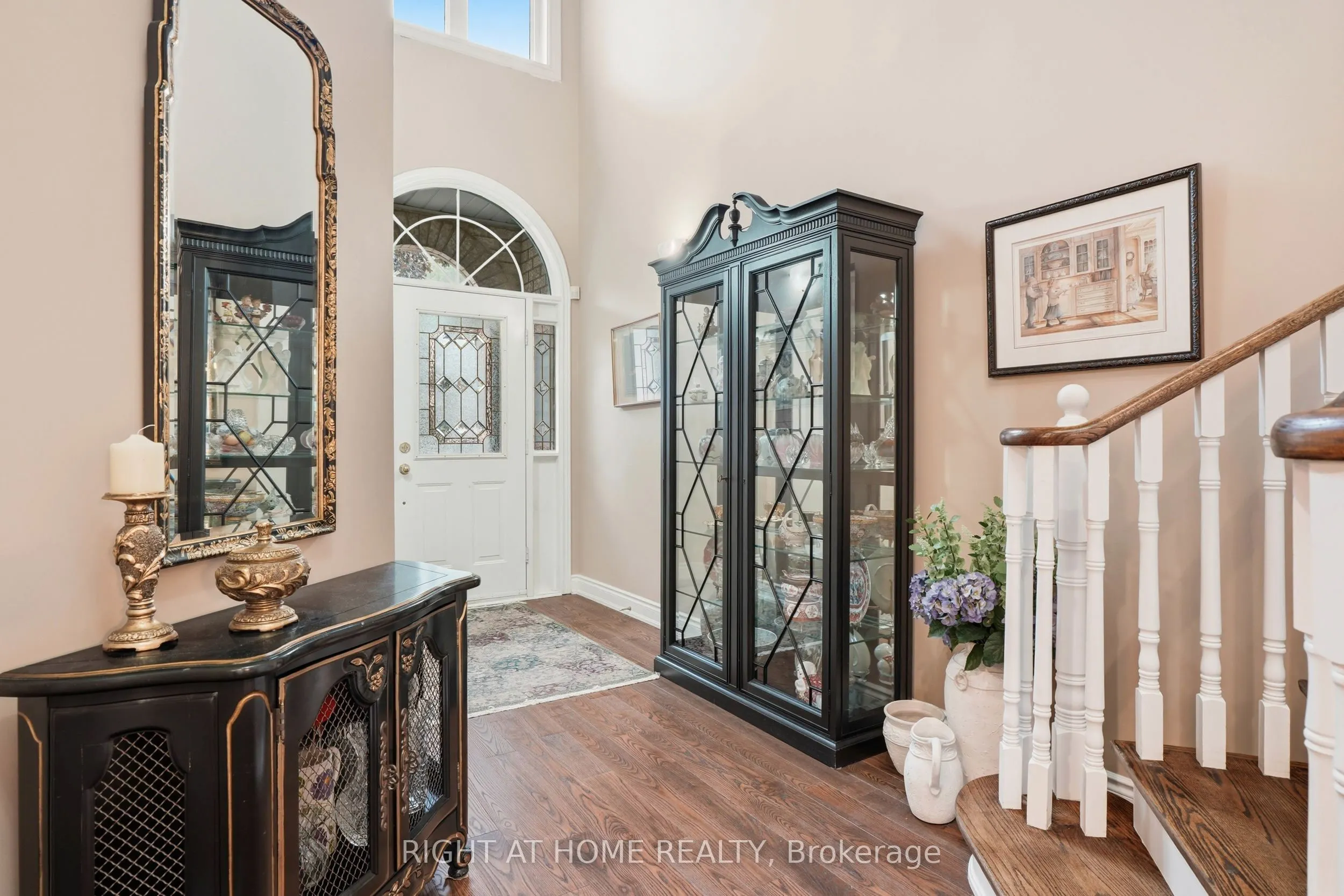 2121 Pinevalley Crescent
