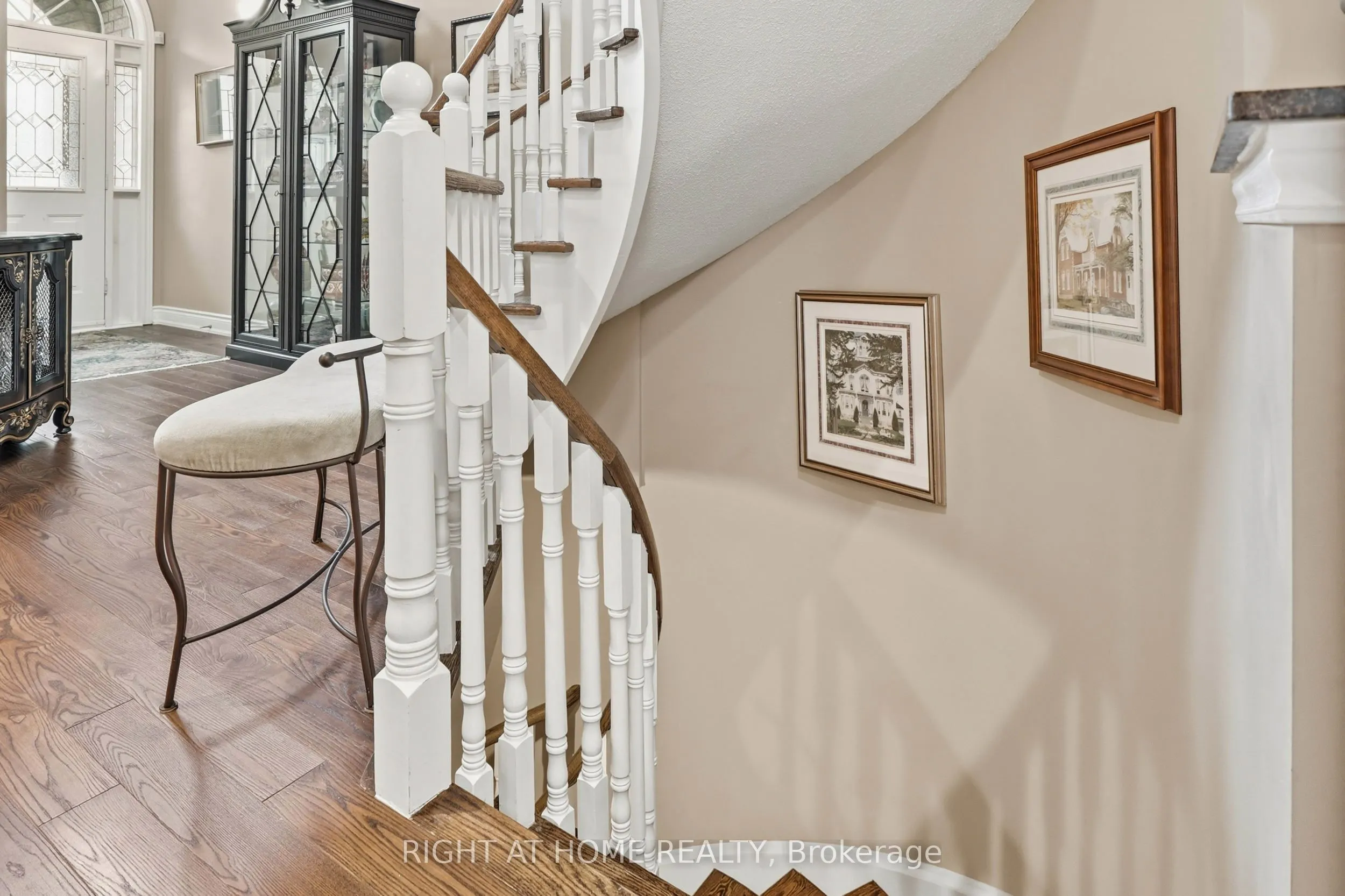 2121 Pinevalley Crescent
