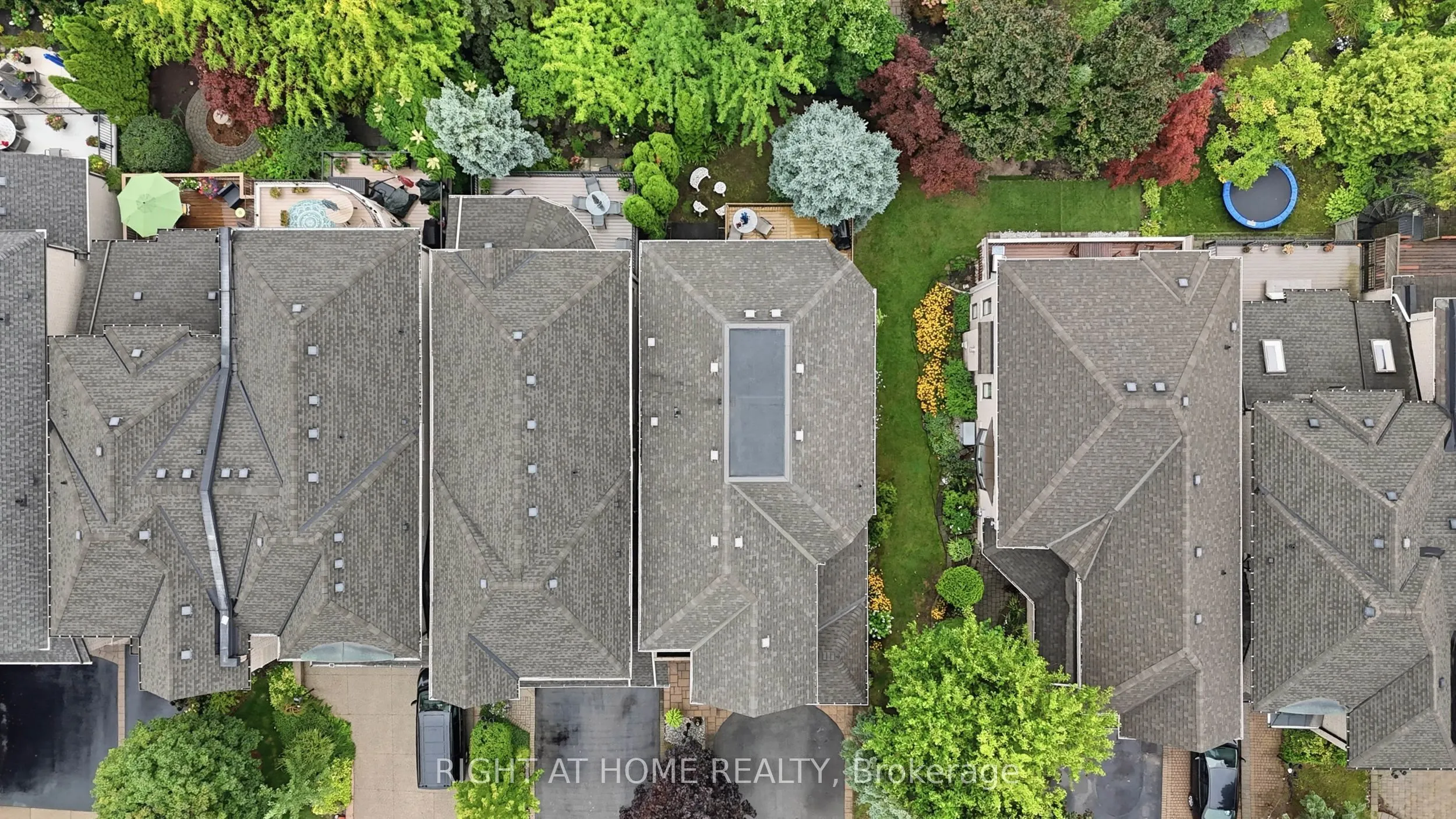 2121 Pinevalley Crescent