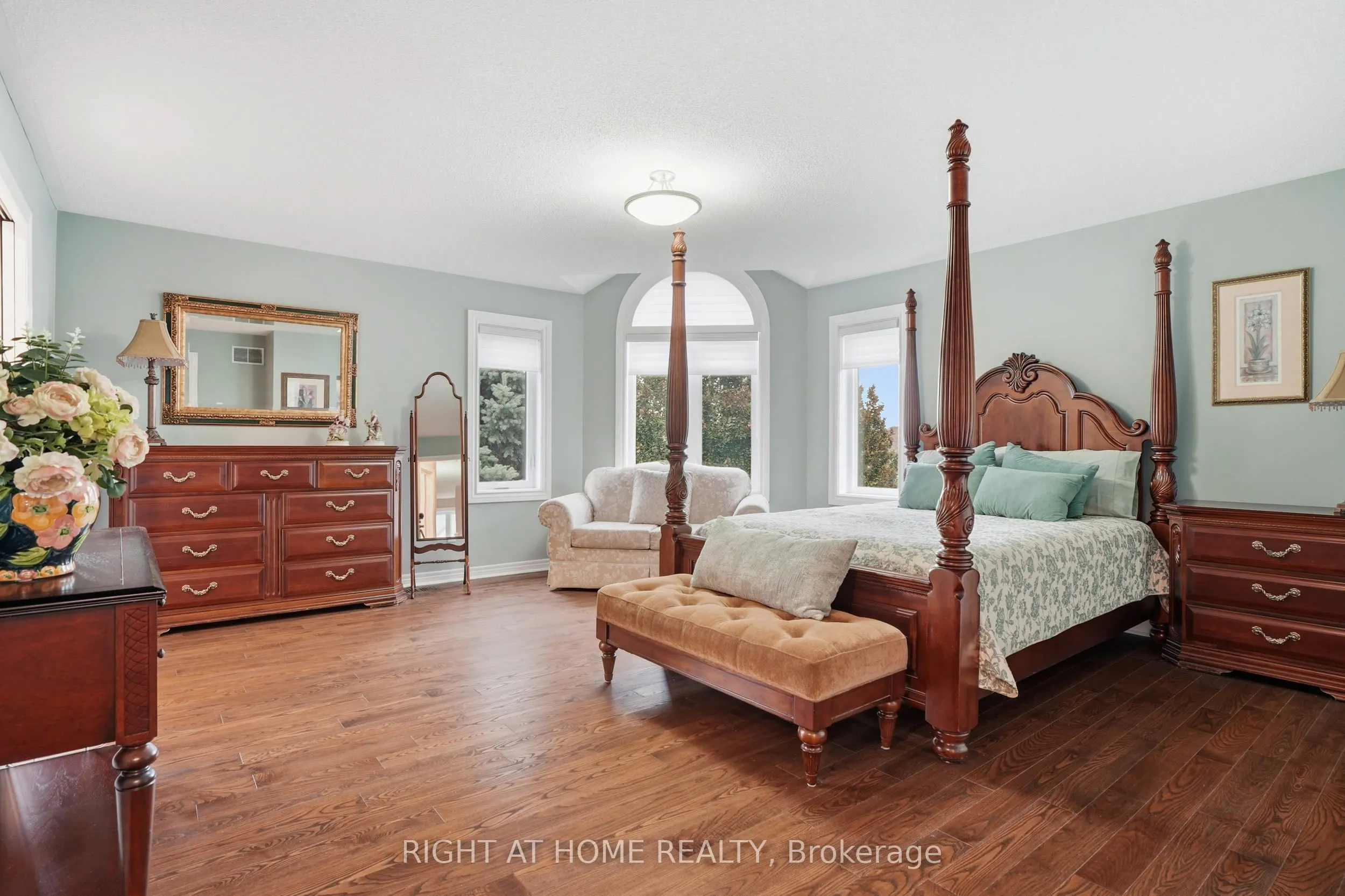 2121 Pinevalley Crescent