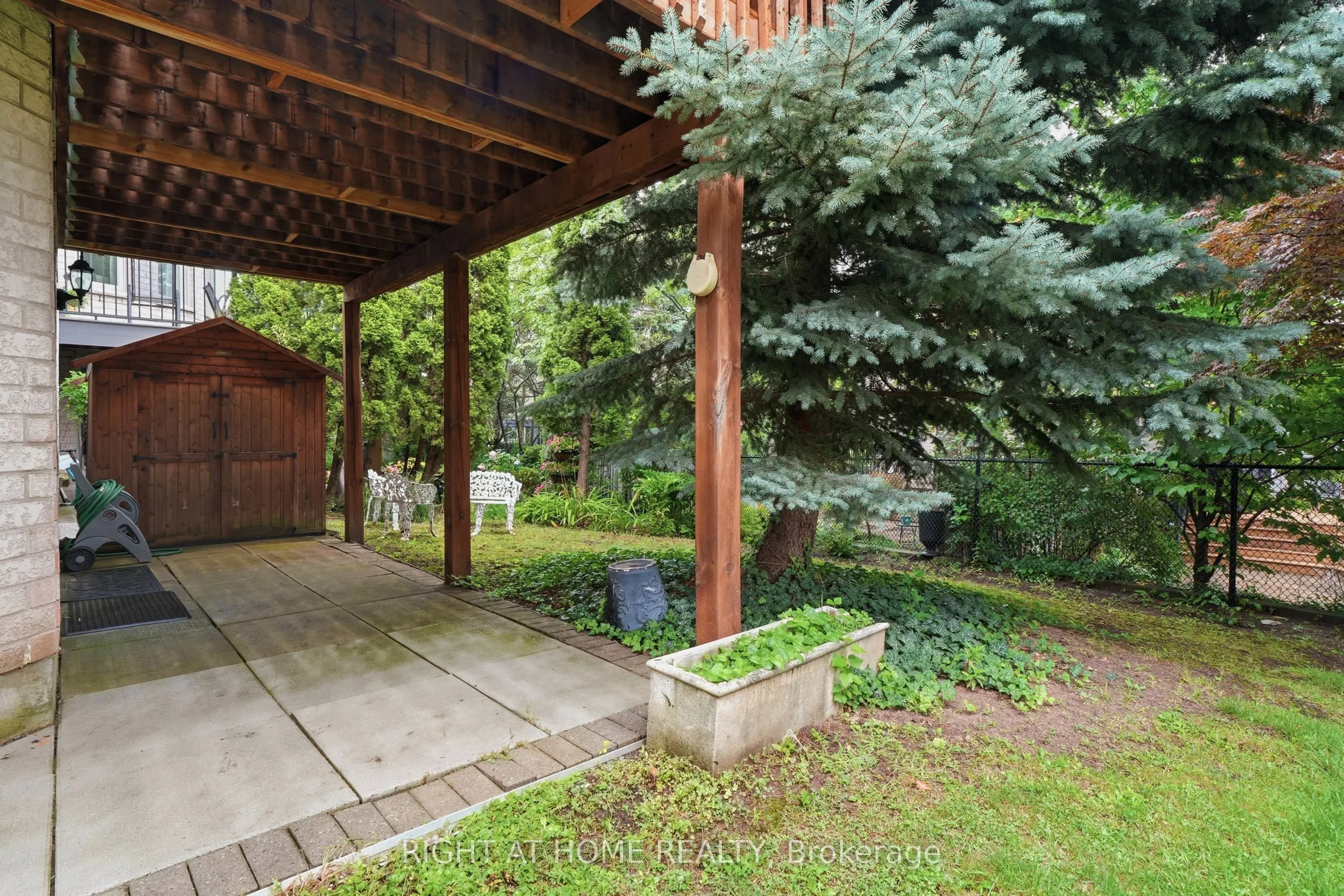 2121 Pinevalley Crescent