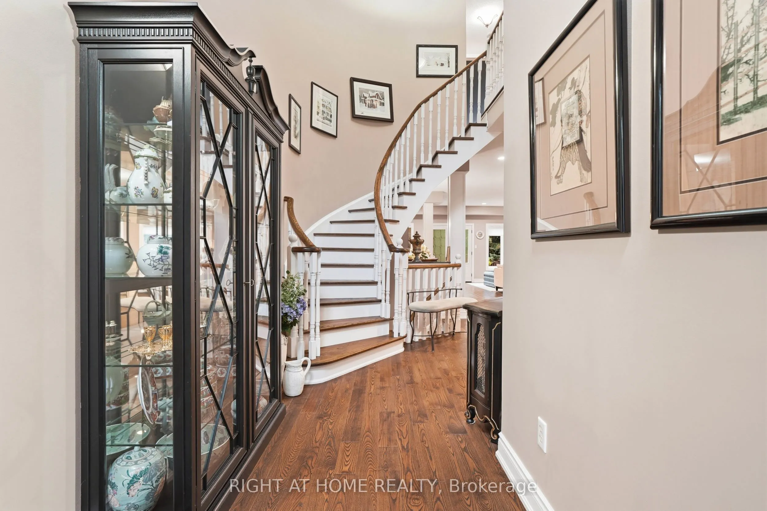 2121 Pinevalley Crescent