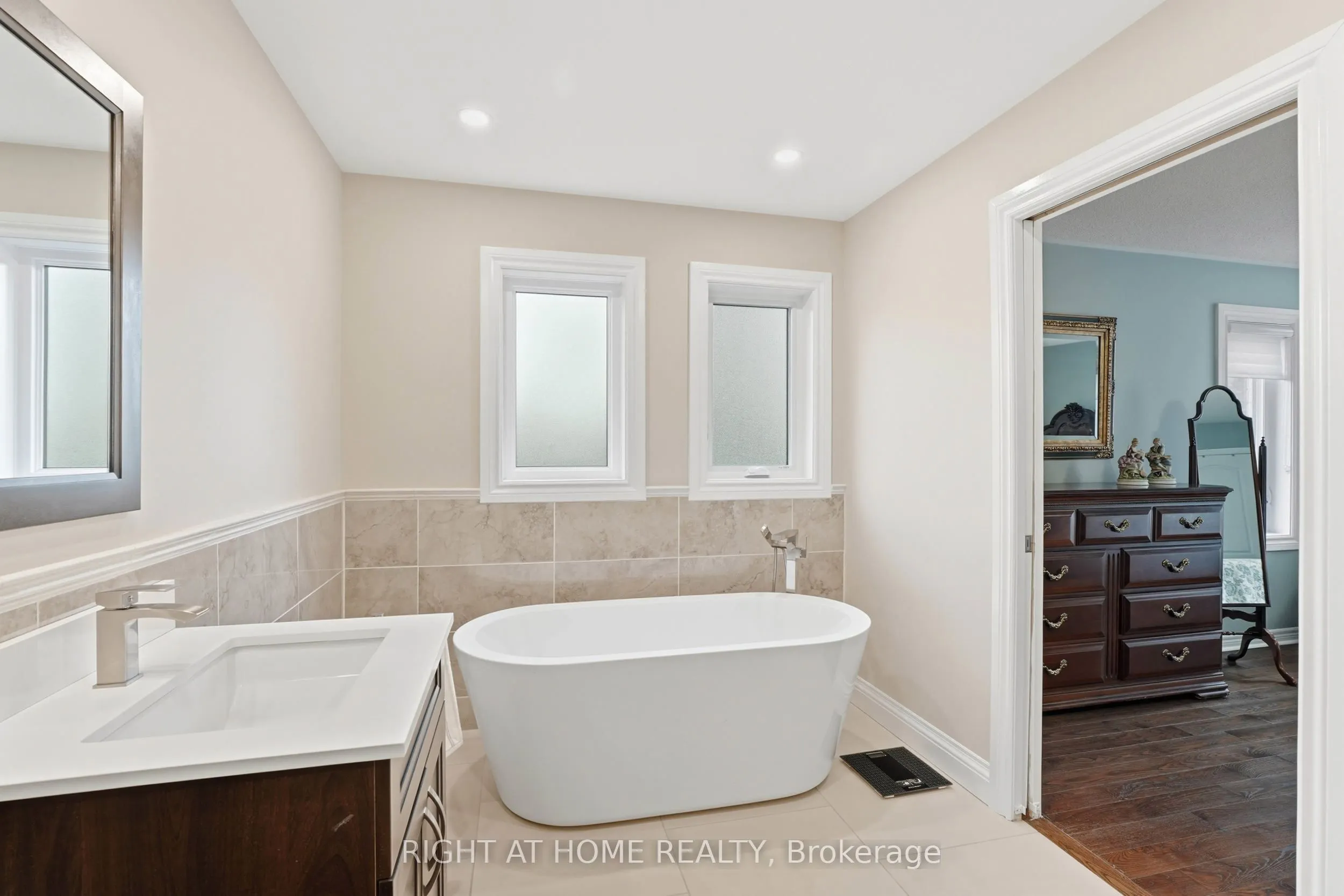 2121 Pinevalley Crescent